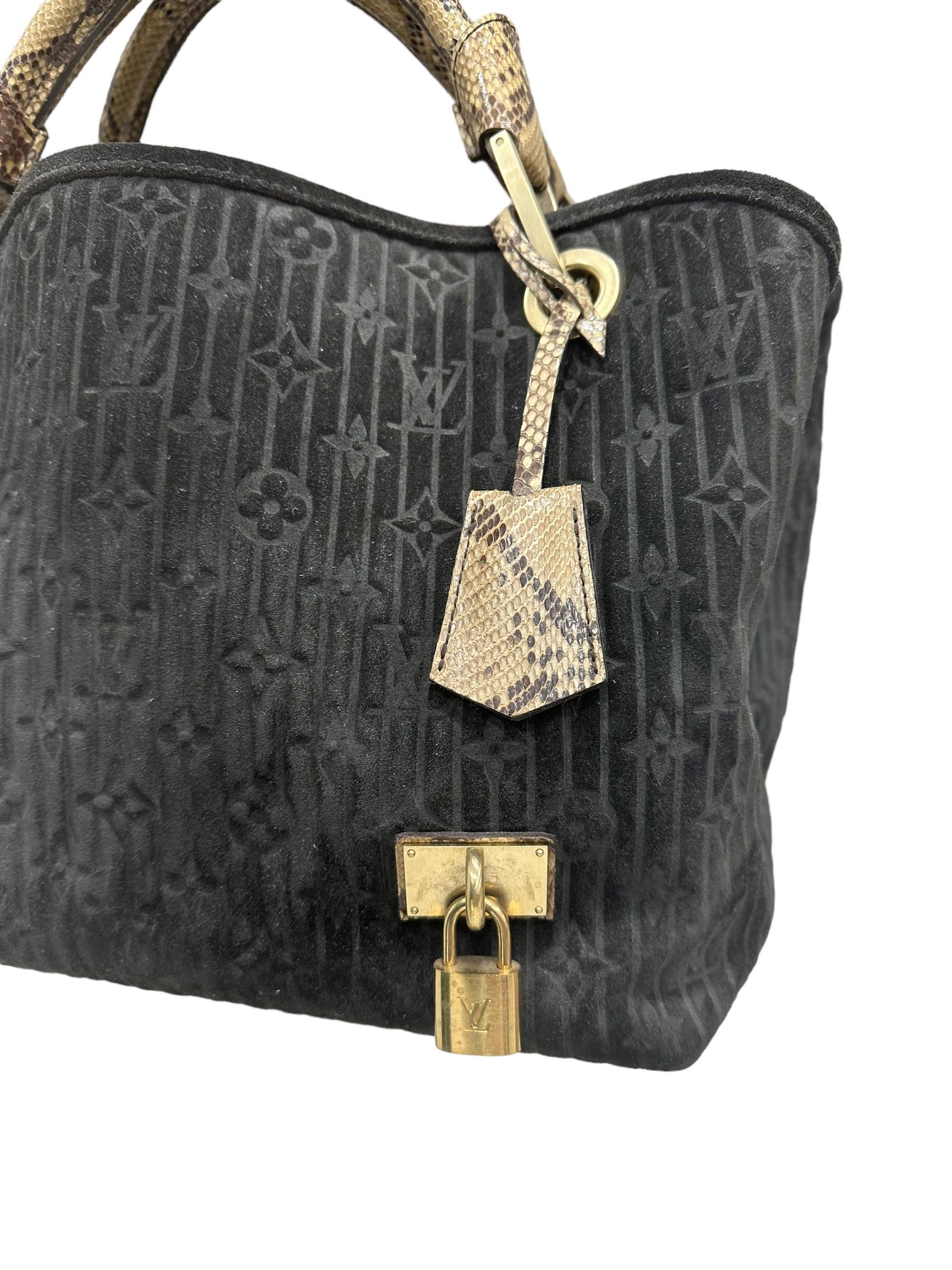 

Sac Louis Vuitton, modèle Whisper, collection automne-hiver 2008, en daim noir à motifs de monogrammes, avec des inserts en python et des pièces en or. Il n'est équipé d'aucun type de fermeture, mais possède une poche centrale avec fermeture à