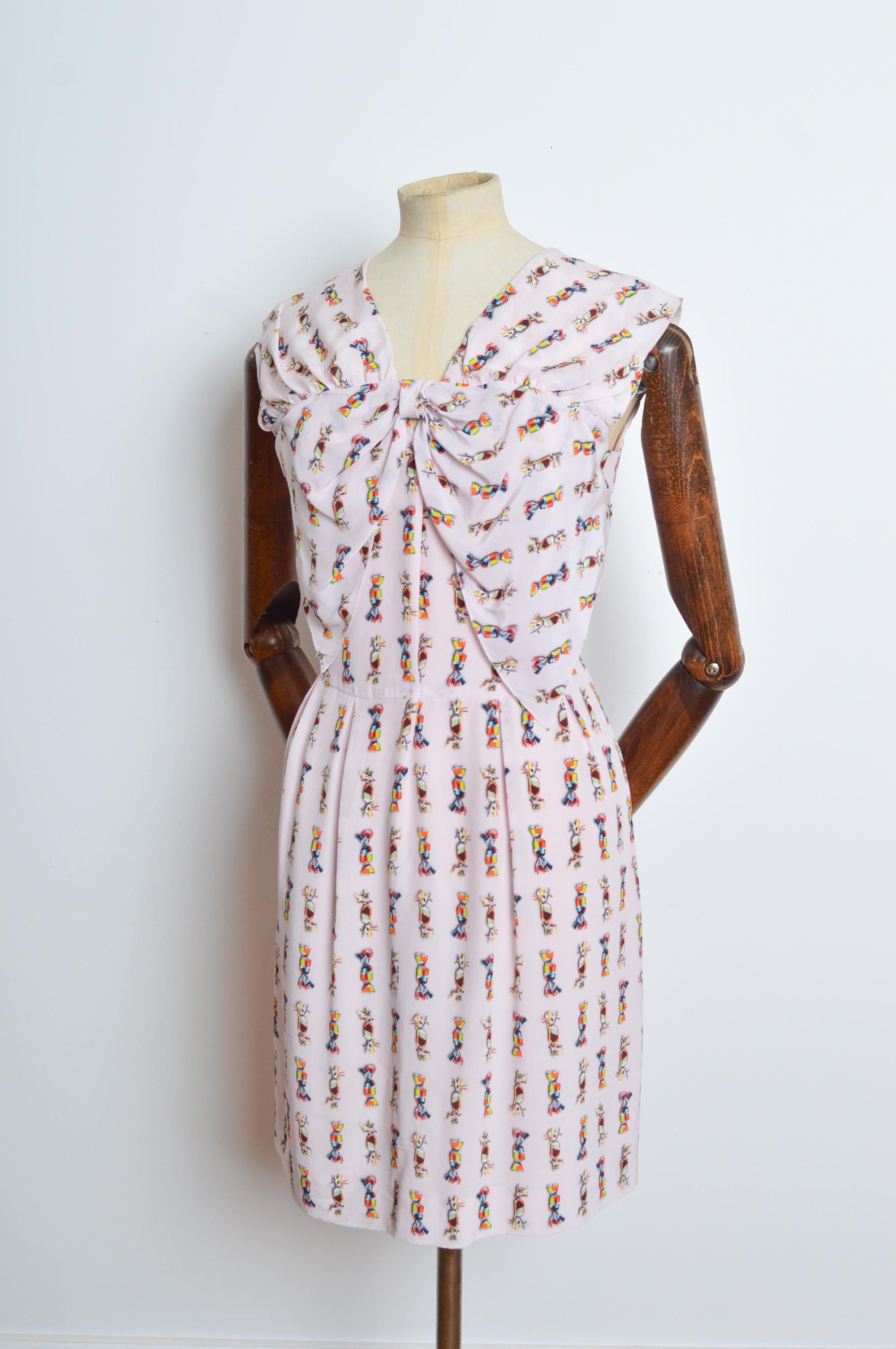 Doux comme un bonbon ! Vintage MIUMIU Robe droite en soie rose pastel du printemps 2008. Décorée d'un nœud, taille ajustée, fermeture éclair dissimulée à l'arrière et longueur au-dessus du genou. 
Taille recommandée : UK 8
Les mesures sont indiquées