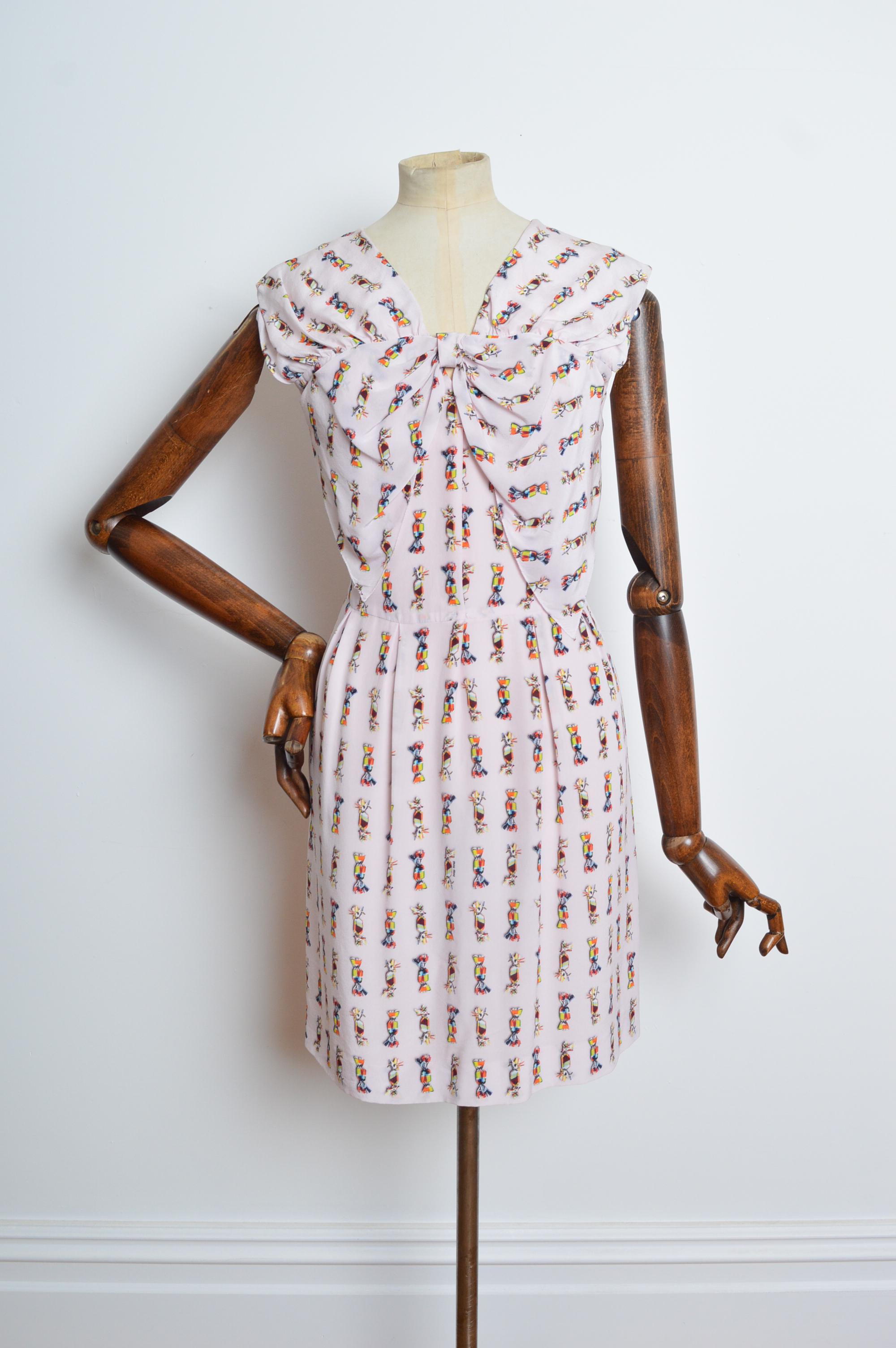 MIUMIU Robe droite vintage rose pastel imprimé bonbons et bonbons, 2008 Bon état - En vente à Sheffield, GB