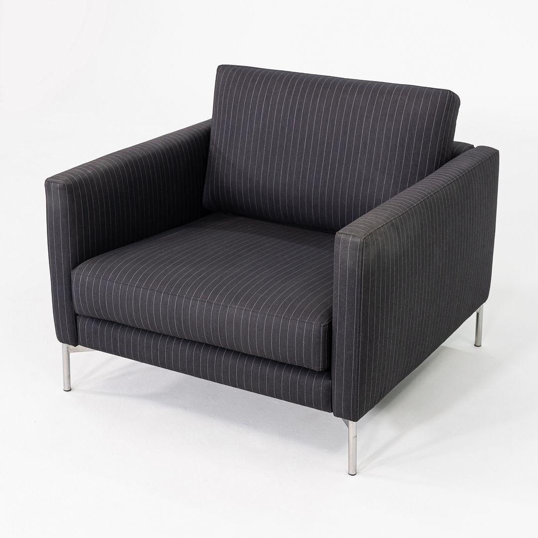 Il s'agit d'une chaise longue Divina, conçue à l'origine par Piero Lissoni en 2001. Cet exemplaire particulier a été produit par Knoll aux États-Unis et date de 2008. Cette pièce est recouverte d'un tissu noir à rayures et repose sur quatre pieds en
