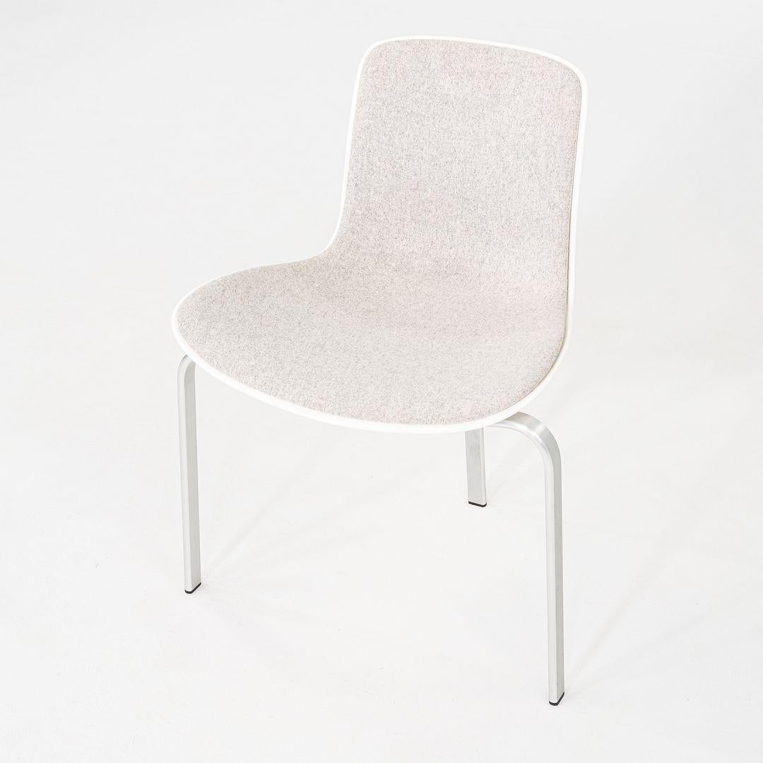 Il s'agit d'une chaise de salle à manger PK8, conçue à l'origine par Poul Kjaerholm pour Fritz Hansen en 1978. Cet exemplaire a été produit au Danemark en 2008. La chaise est dotée d'une assise moulée sculpturale recouverte de laine Kvadrat Divina