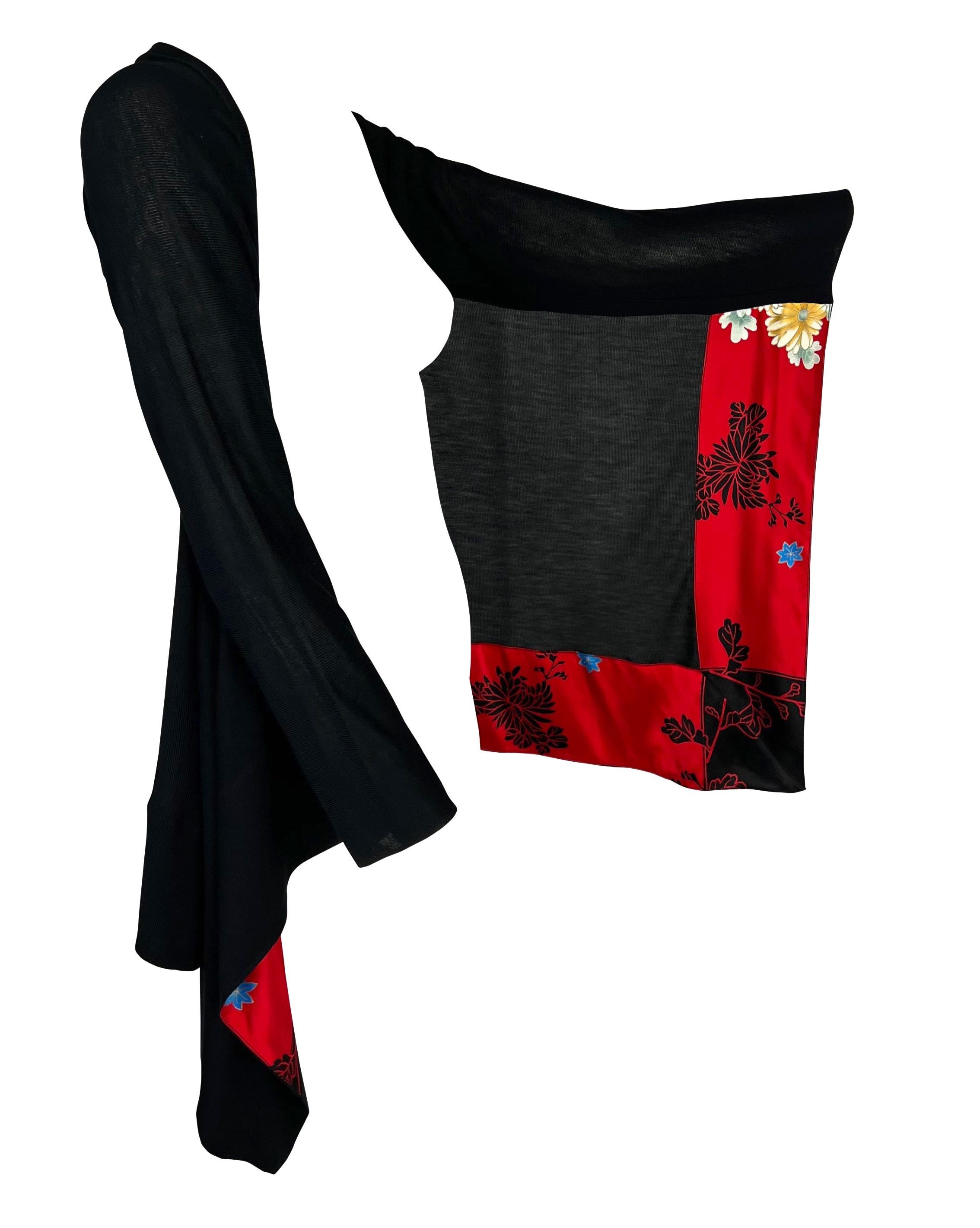 Wir präsentieren einen wunderschönen Roberto Cavalli Strickpullover im Kimono-Stil. Dieser fabelhafte Pullover aus dem Jahr 2008 besteht aus Stoff, der von den Armen herabhängt und an der Innenseite mit einem roten, geblümten Seidenbesatz versehen
