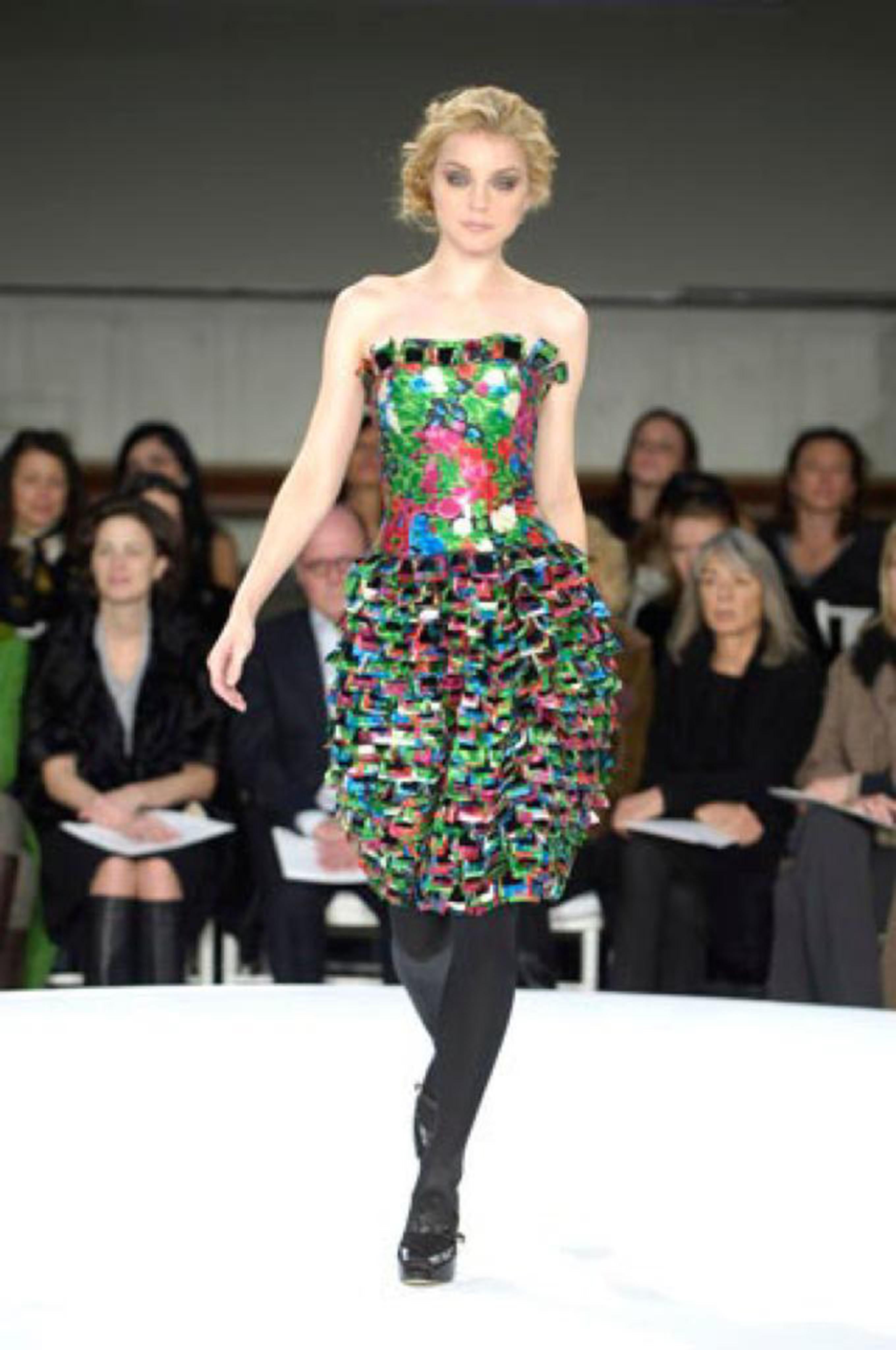 2008 Laufsteg Oscar de la Renta Trägerloses gestuftes Kleid mit Rüschen im Angebot 2