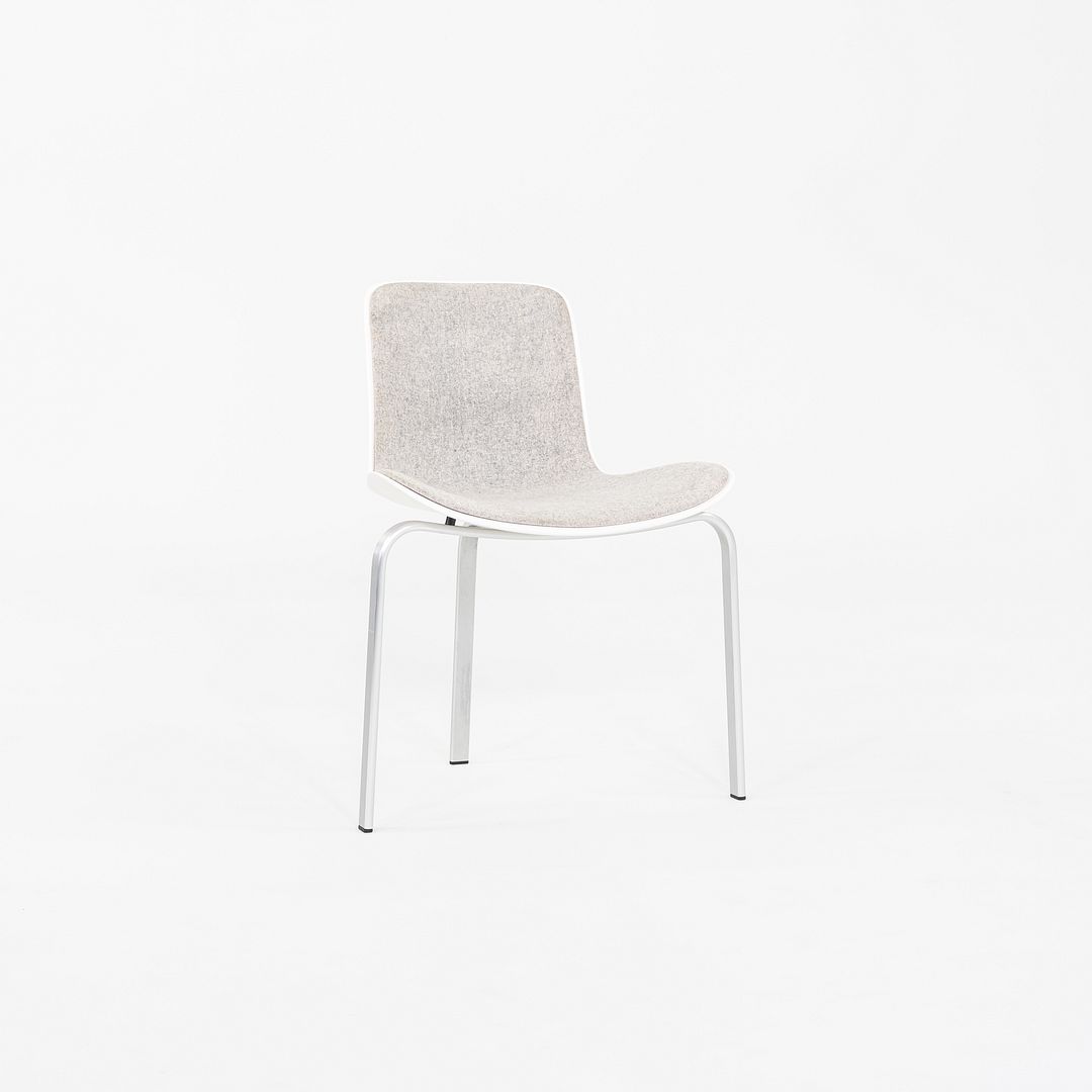 Si tratta di un set di otto sedie PK8, progettate originariamente da Poul Kjaerholm nel 1978. La maggior parte di questi esemplari è stata prodotta da Fritz Hansen in Danimarca nel 2008, mentre uno è del 2012. Le sedie sono composte da una base in