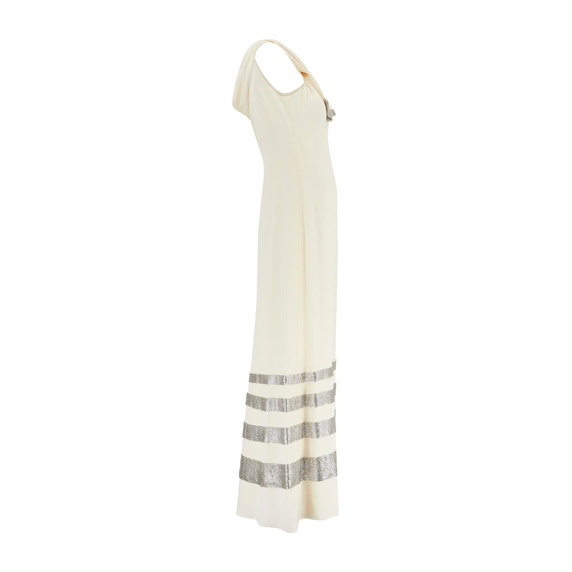 Este elegante vestido, documentado en la pasarela, se diseñó como parte de la colección Primavera 2008 de Valentino (look 66/88). Ésta iba a ser la última colección de Valentino Garavani antes de ceder las riendas del diseño a su marca de medio