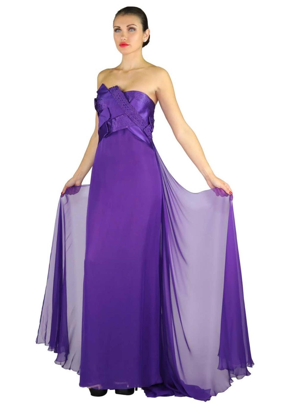 VERSACE GOWN
FW 2008
Taille : IT 44 (US 8 environ) 
Condition : Pristine, New with Tags
Vente au détail initiale en 2008 : Plus de 18 000

Cette robe d'archive rare de Versace, issue de la collection de défilés de 2008, est une pièce à couper le