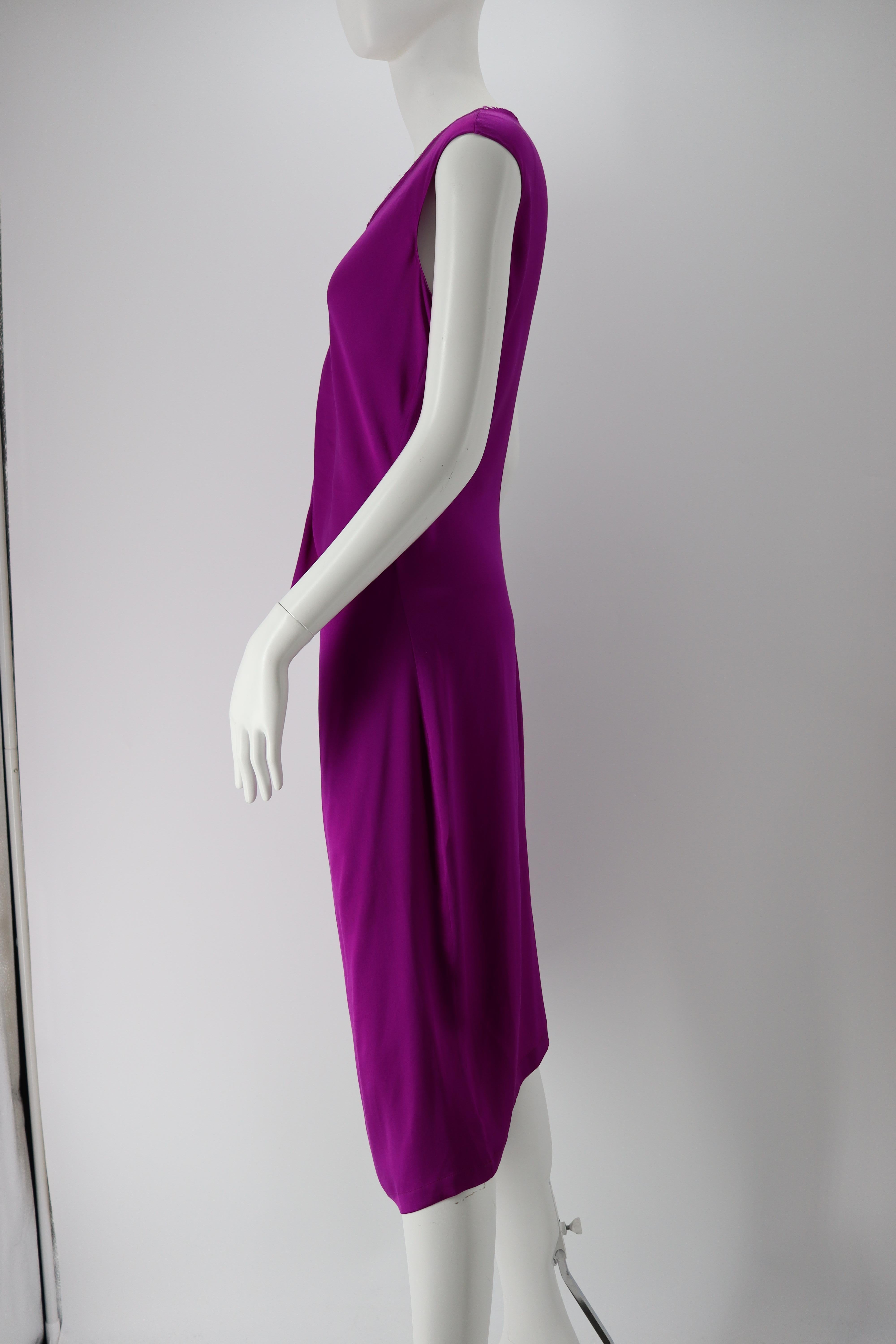 - Yves Saint Laurent by Stefano Pilati from the Spring Summer 2008 collection
- Simple cut with a draping effect at the front
- Good condition, shows some light signs of use and wear but nothing visible
- 100% seta silk

- Size 40 / Shoulders: 41 cm