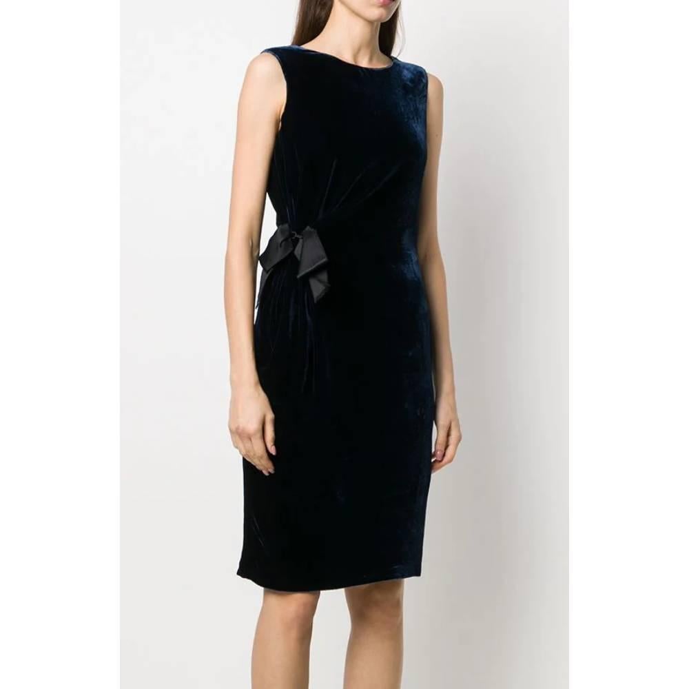 Lanvin sleeveless dress in marine blue velvet, knee length, round neck, side decorative bow at the waist and gathered details, side closure with hidden zip.

Years: 2008

Made in France

Size: 36 FR

Linear measures

Height: 105 cm
Bust: 47 cm