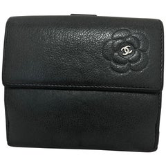2009/10 Chanel Schwarz Kamelie Brieftasche w/Entrupy Zertifizierung und Chanel-Karte