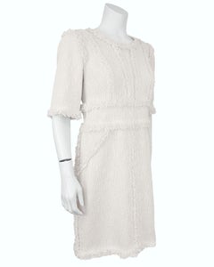 Abito Chanel 2009-10 in bouclé color crema con bordi sfrangiati