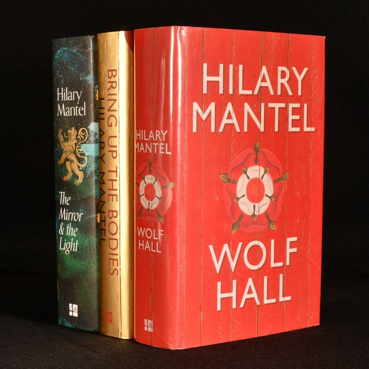 Un ensemble frappant de première impression signée de l'opus magnum d'Hilary Mantel, une trilogie suivant l'ascension et la chute de Thomas Cromwell.

Les trois volumes sont des premières éditions et des premières impressions.

Chacun des trois