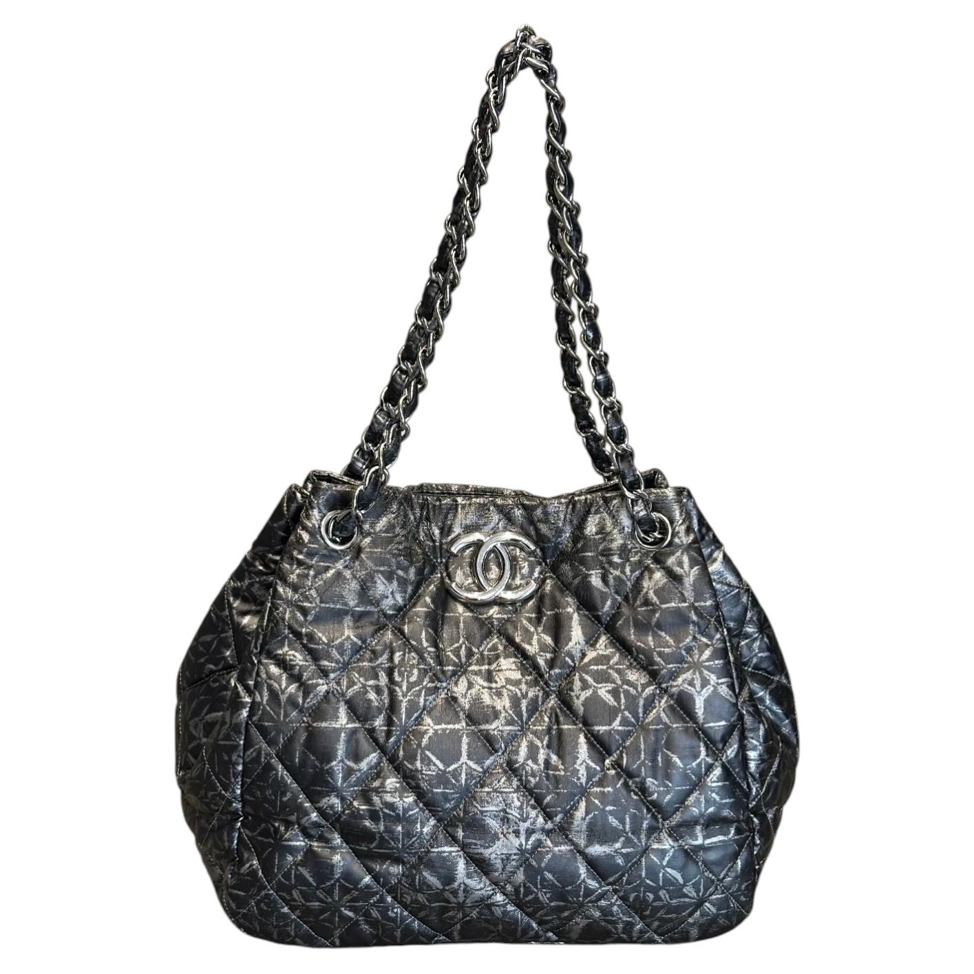 Borsa tote Chanel in nylon trapuntato con catena, collezione 2009-2010