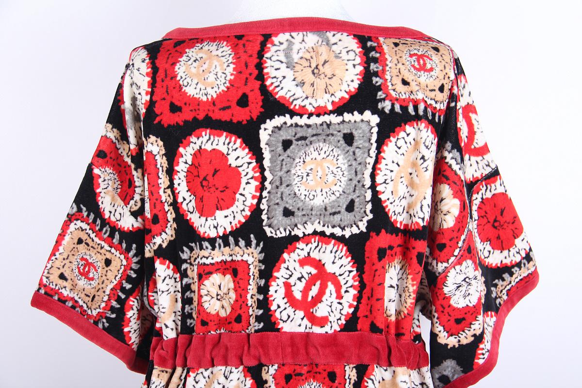 Robe Chanel 09P

Épaules : 60 cm ≈ 23.6 in

Aisselles : 58 cm ≈ 22.8 in

Longueur : 77 cm ≈ 30.3 in

Mannequin : 84,5 cm x 62 cm x 91 cm
Mannequin : 33.35 in x 24.49 in x 35.79 in

Taille 38

Matière : 75% coton, 25% polyamide

Excellent état, le