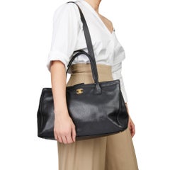 2009 Chanel Tragetasche aus schwarzem Kalbsleder und Keramik