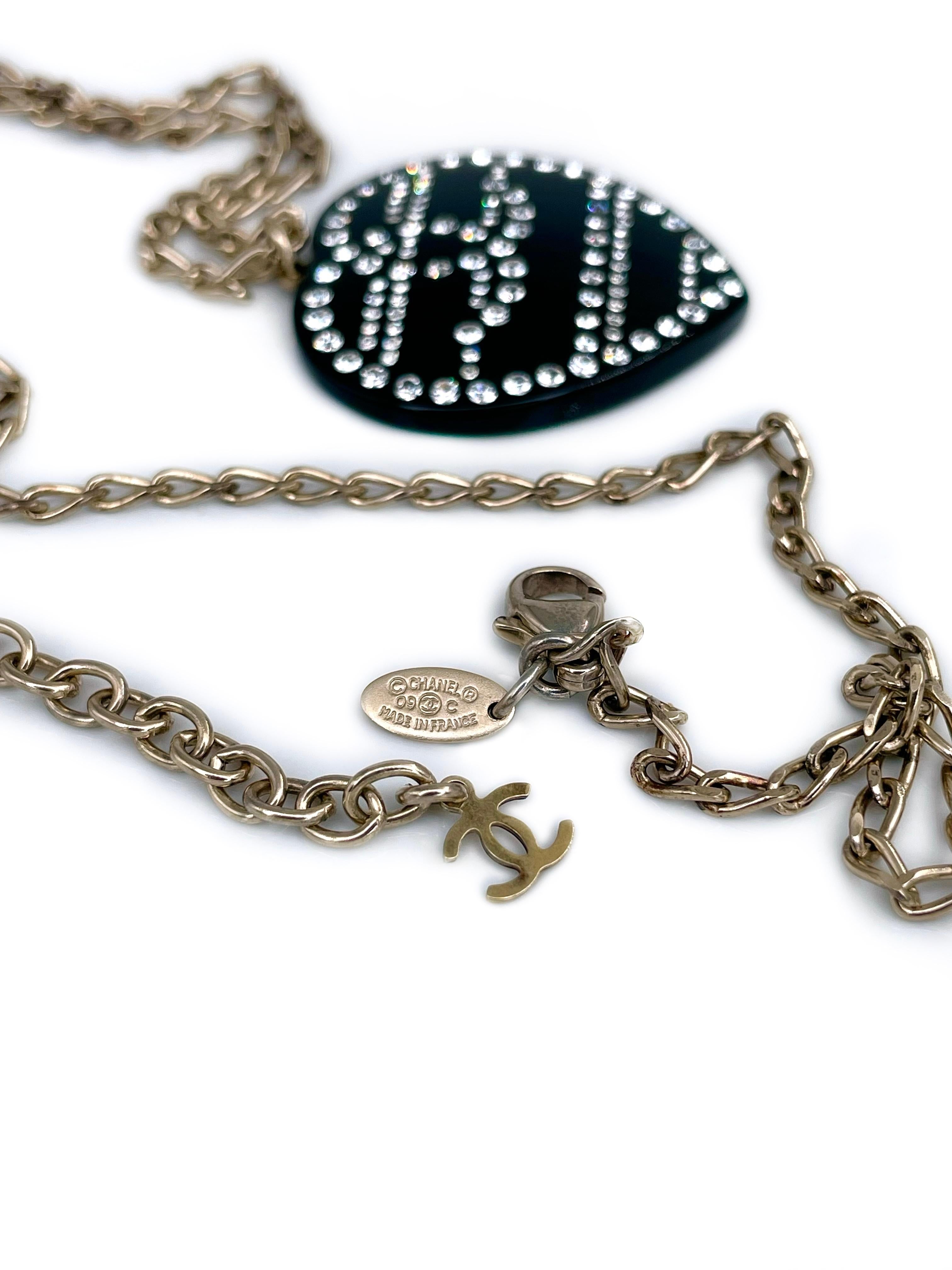 2009 Chanel Halskette mit Herzanhänger aus schwarzem Harz und Klarkristall CC Logo (Rundschliff)