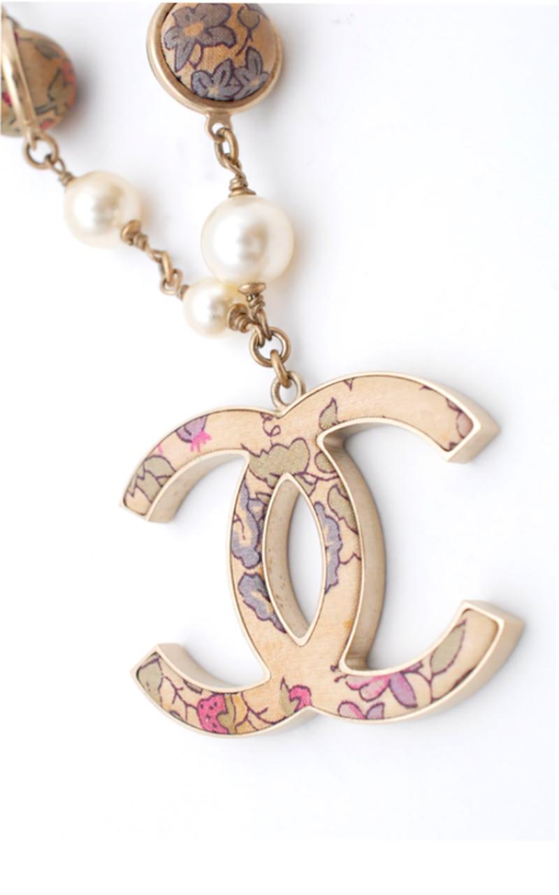 2009 Chanel CC Necklace Pearl and Print  In Good Condition For Sale In Paris, FR