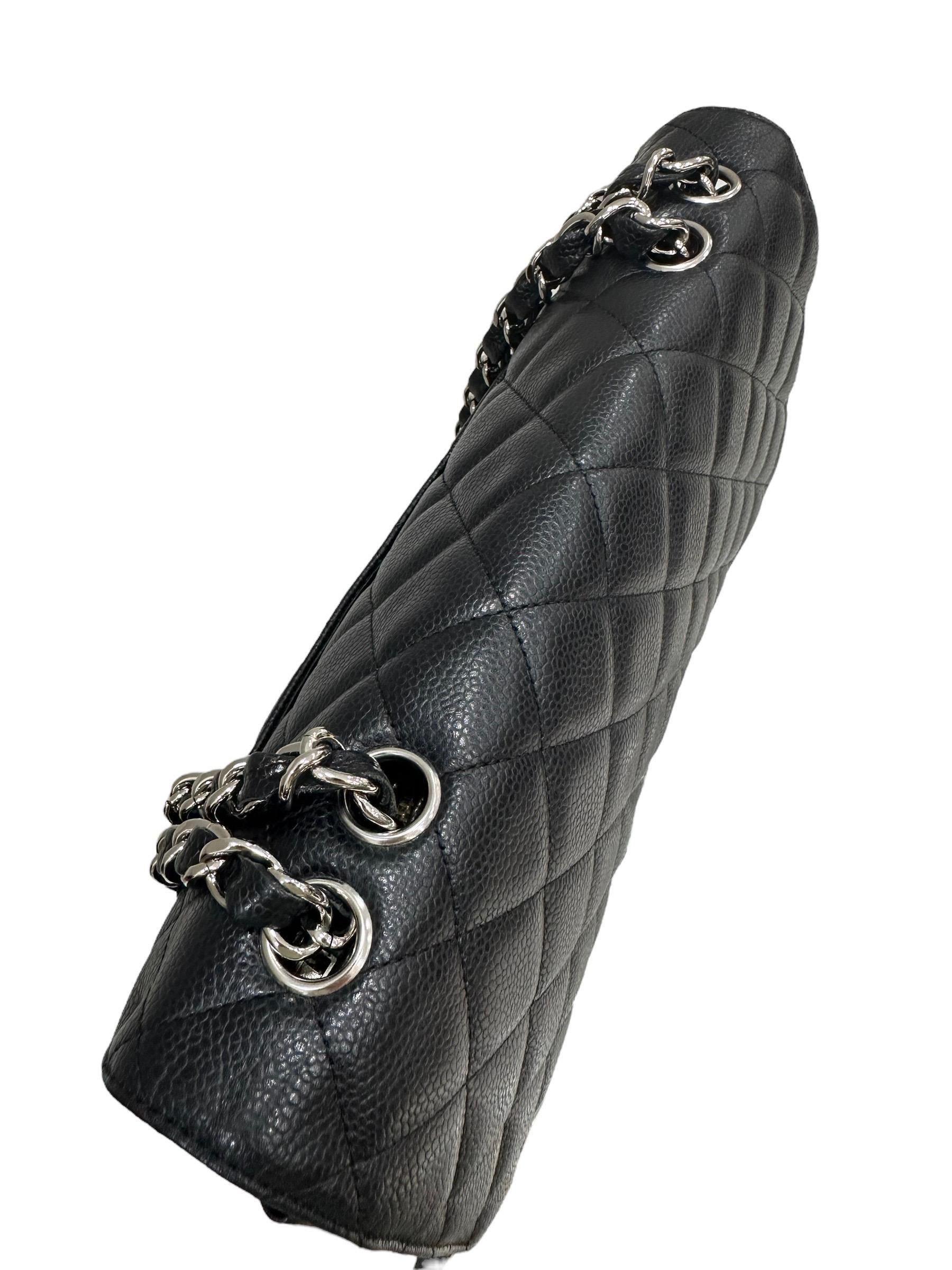 2009 Chanel Jumbo Schwarze Umhängetasche aus Leder in Kaviar  2