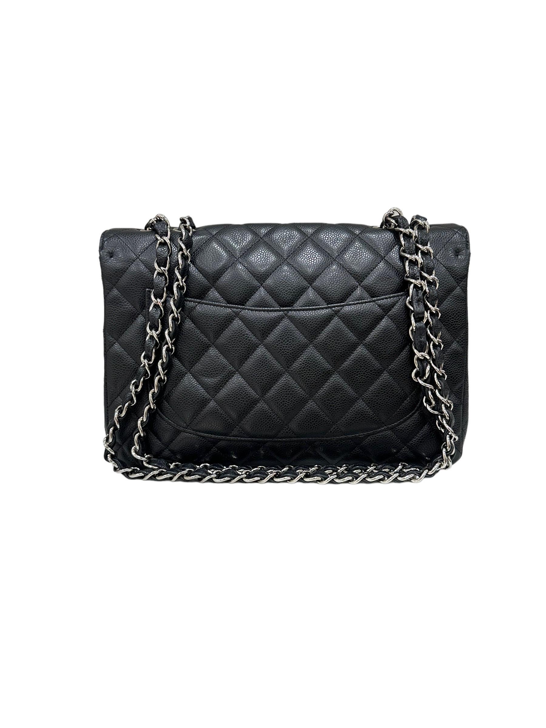 2009 Chanel Jumbo sac à bandoulière en cuir noir caviar supérieur  Pour femmes en vente