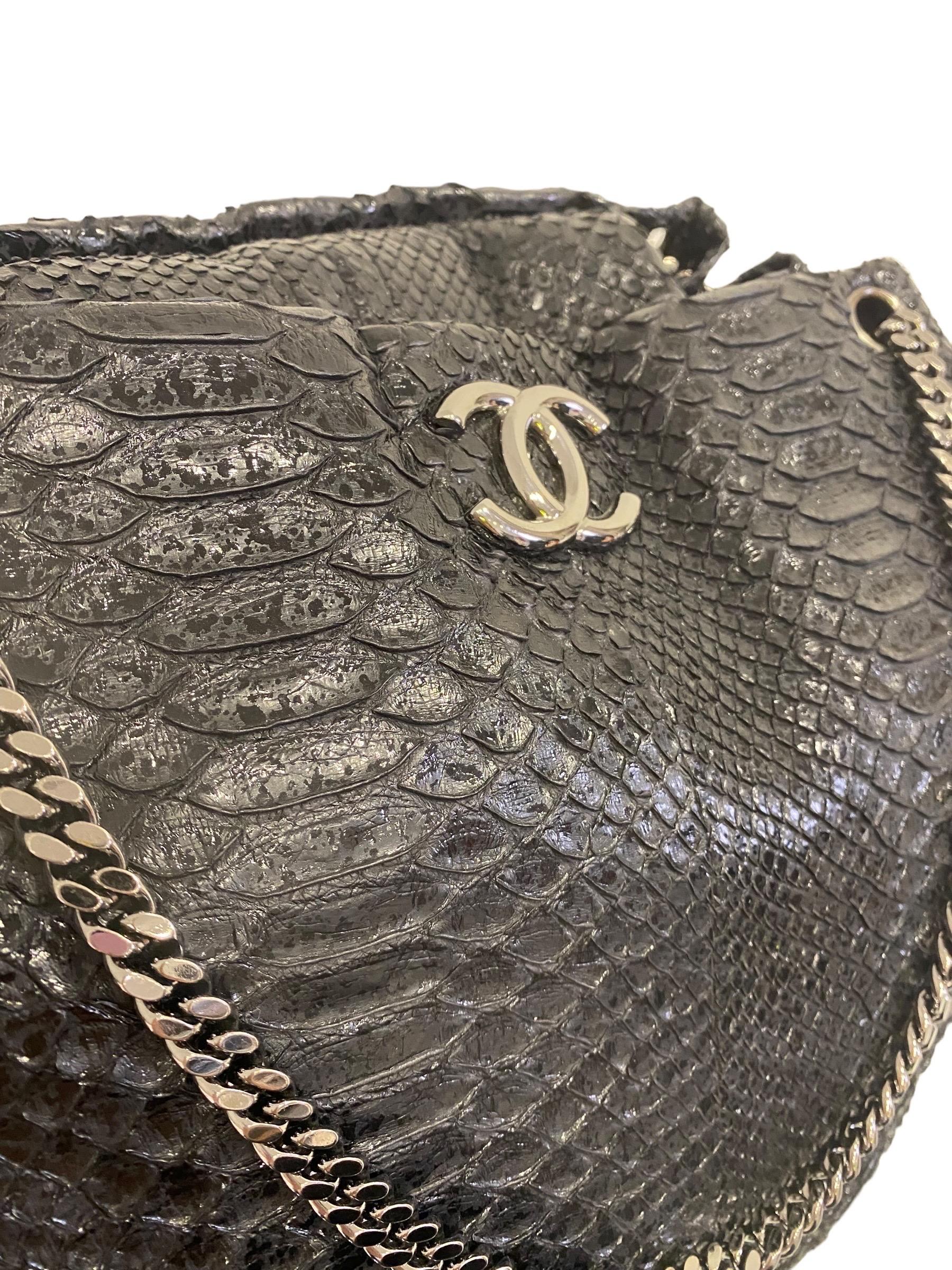 2009 Chanel Tote Black Piton Hobo Bag In Excellent Condition For Sale In Torre Del Greco, IT