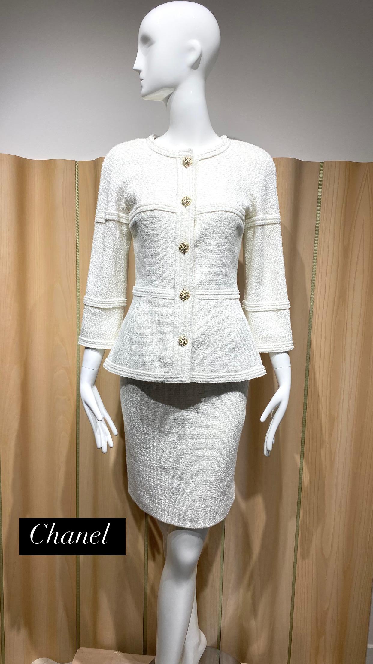 2009 Chanel White Wool Fitted Jacket and skirt set
Beautiful chanel buttons. Perfect for bridal.
Marked size 34f fit US 2
Jacket and skirt lined in silk