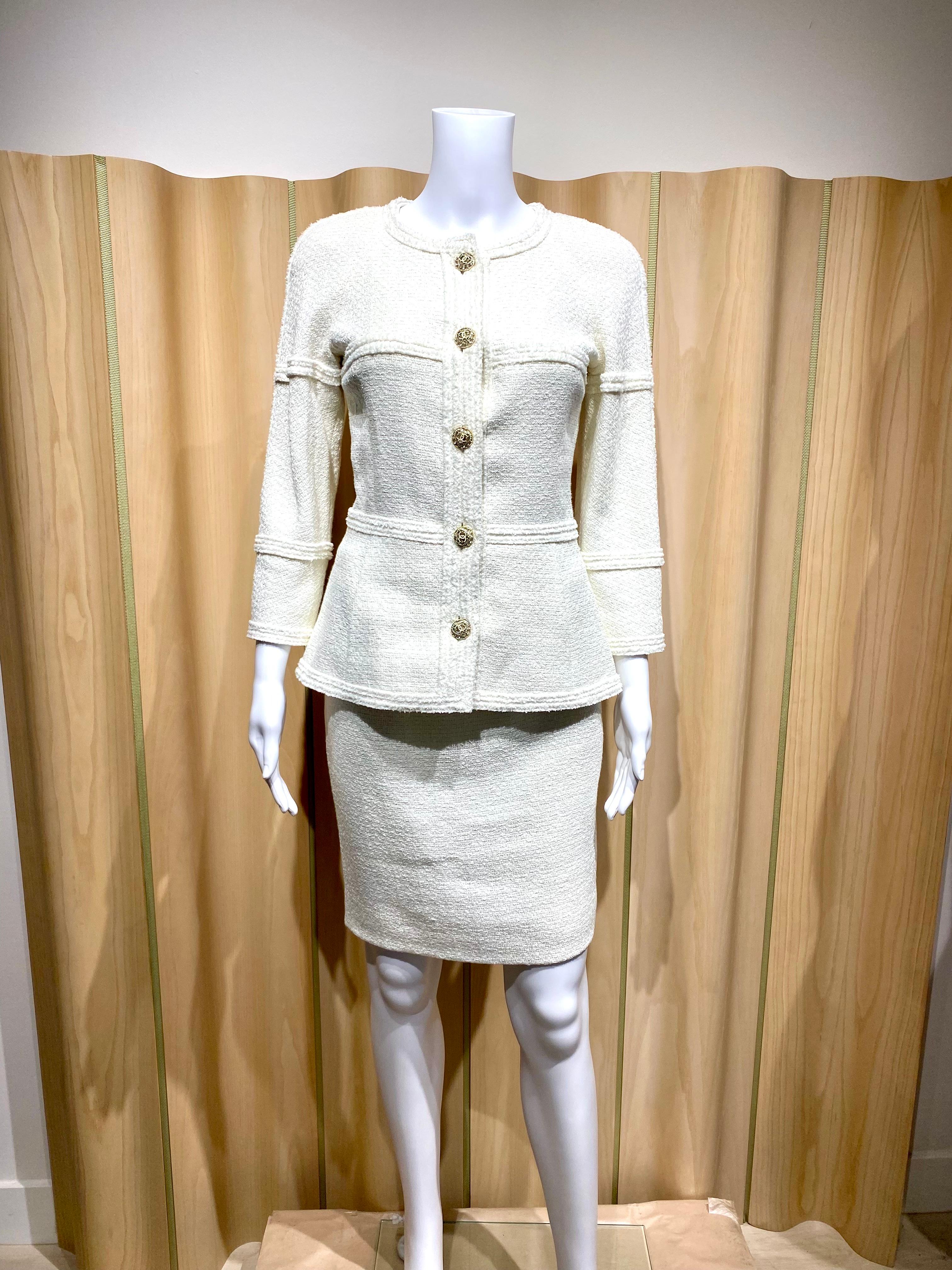 2009 CHANEL White Boucle Fitted Jacket and Skirt Set In Good Condition For Sale In Beverly Hills, CA