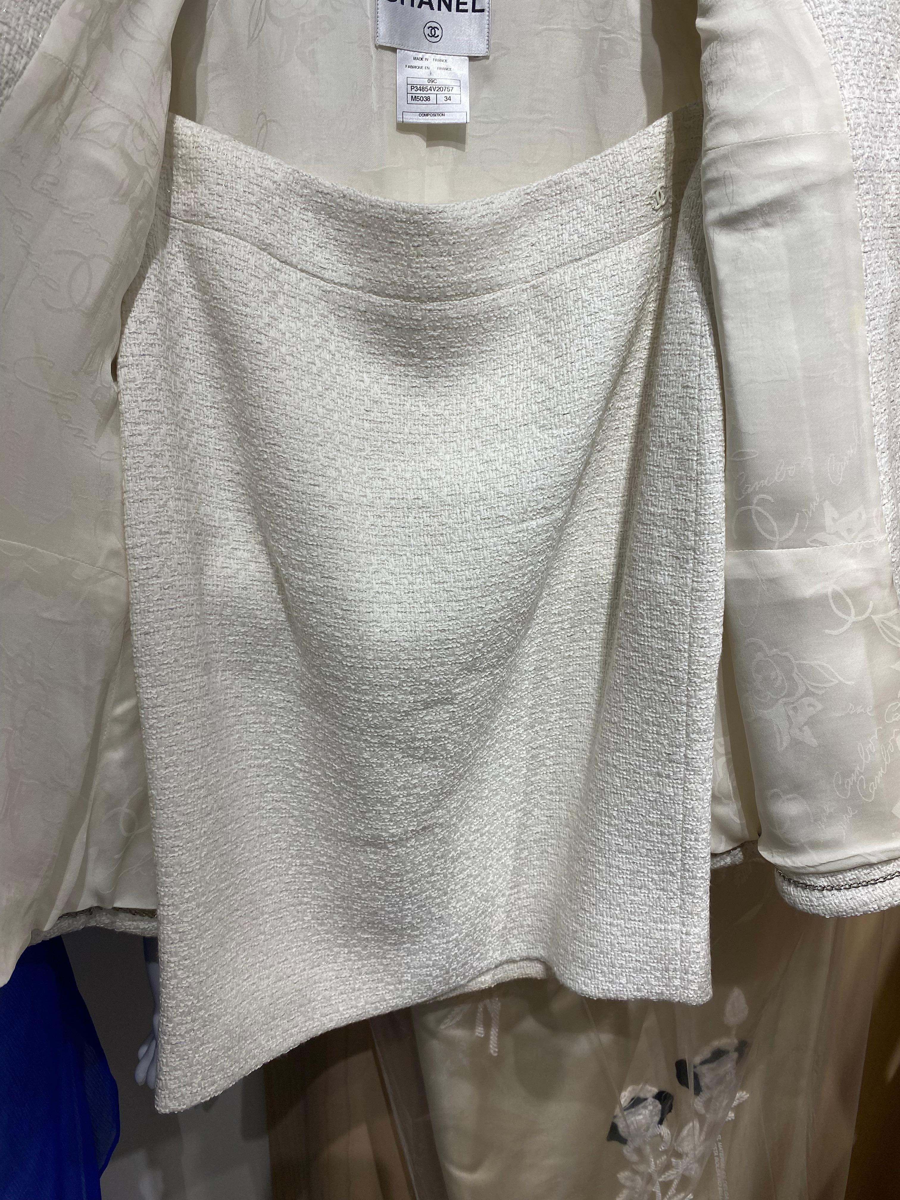 2009 CHANEL White Boucle Fitted Jacket and Skirt Set For Sale 1