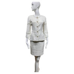 2009 CHANEL Conjunto de chaqueta y falda ajustadas de boucle blanco