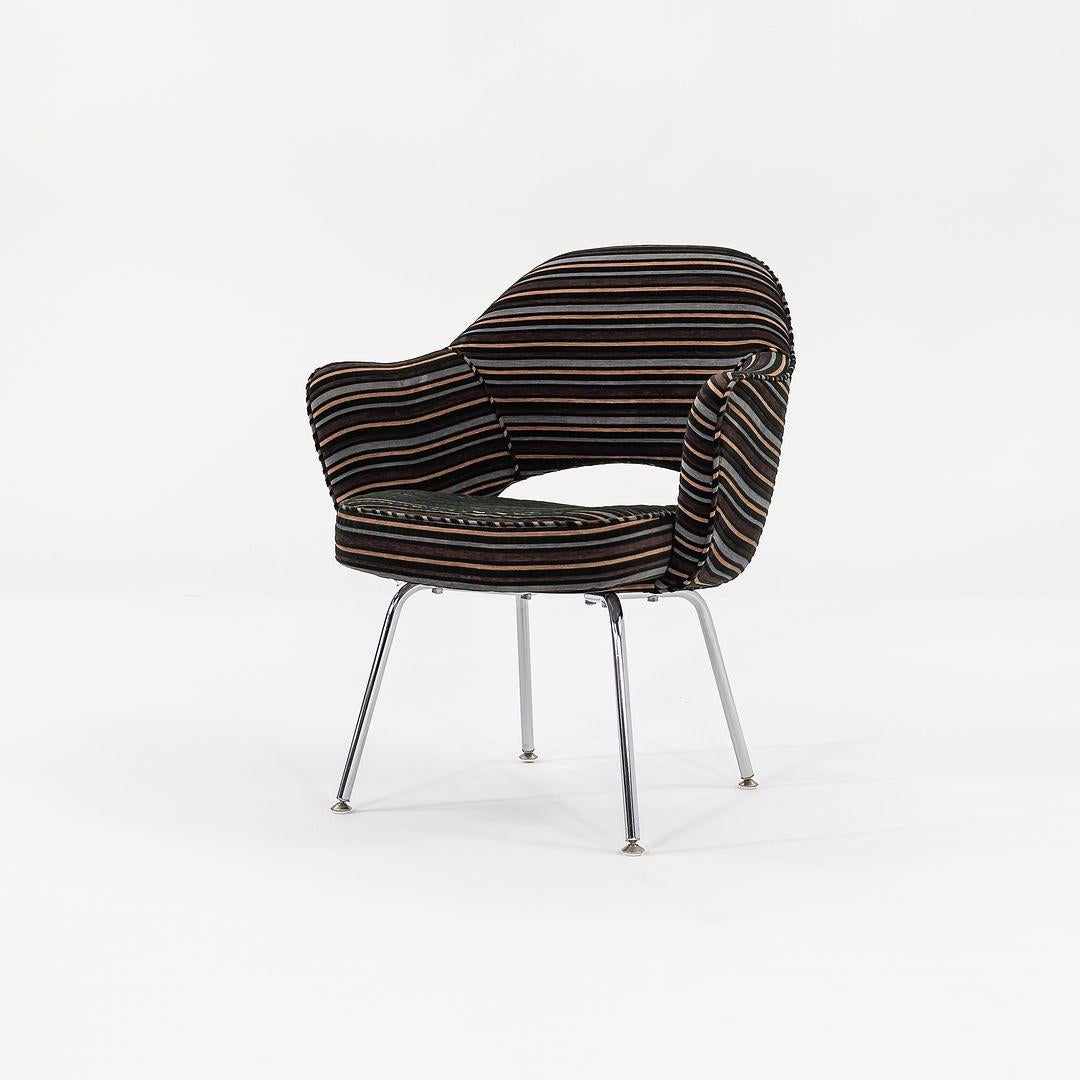 Questa è una sedia direzionale Saarinen, modello 71 APC, originariamente progettata da Eero Saarinen per Knoll nel 1950. Questi esemplari in particolare risalgono al 2009. Il prezzo indicato comprende una sedia, ma ne abbiamo due disponibili per