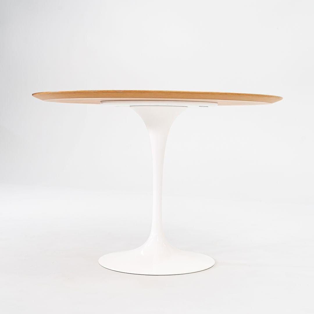 Il s'agit d'une table à manger à piédestal, modèle 173O, conçue à l'origine en 1956 par Eero Saarinen pour Knoll. Cette pièce a été produite aux États-Unis en 2009. La base est formée de fonte d'aluminium moulée qui est revêtue d'une finition
