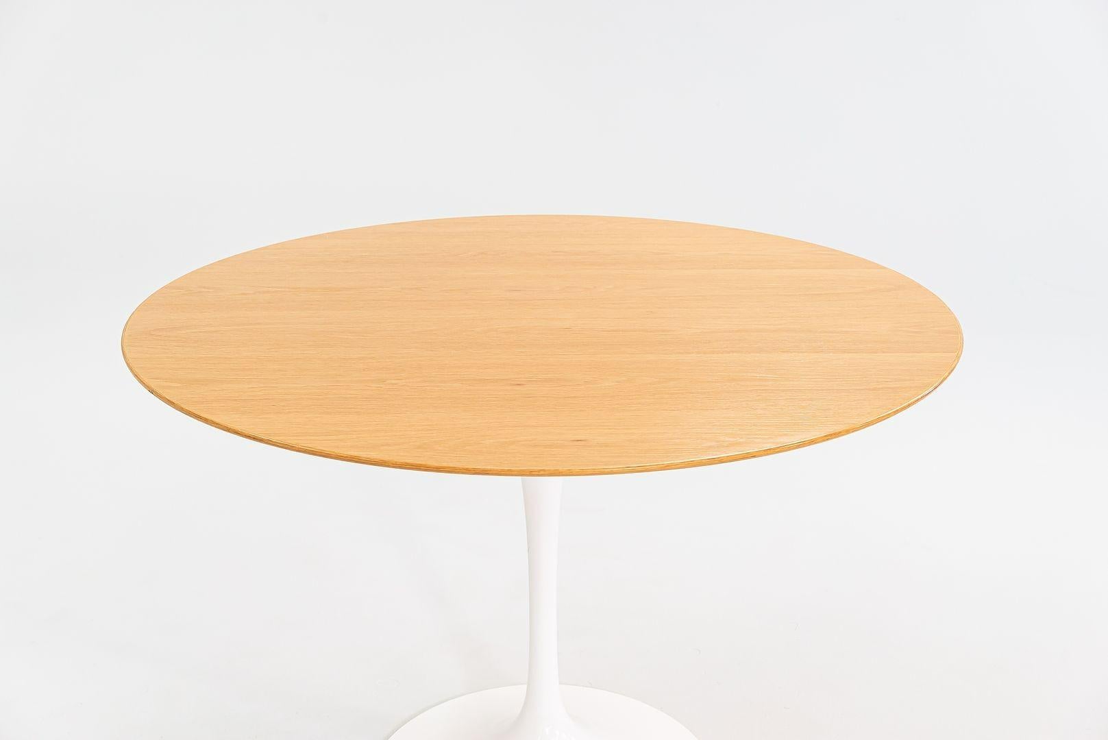 Moderne 2009 Eero Saarinen for Knoll Studio Table de salle à manger ronde à piédestal Tulip avec plateau en Oak en vente
