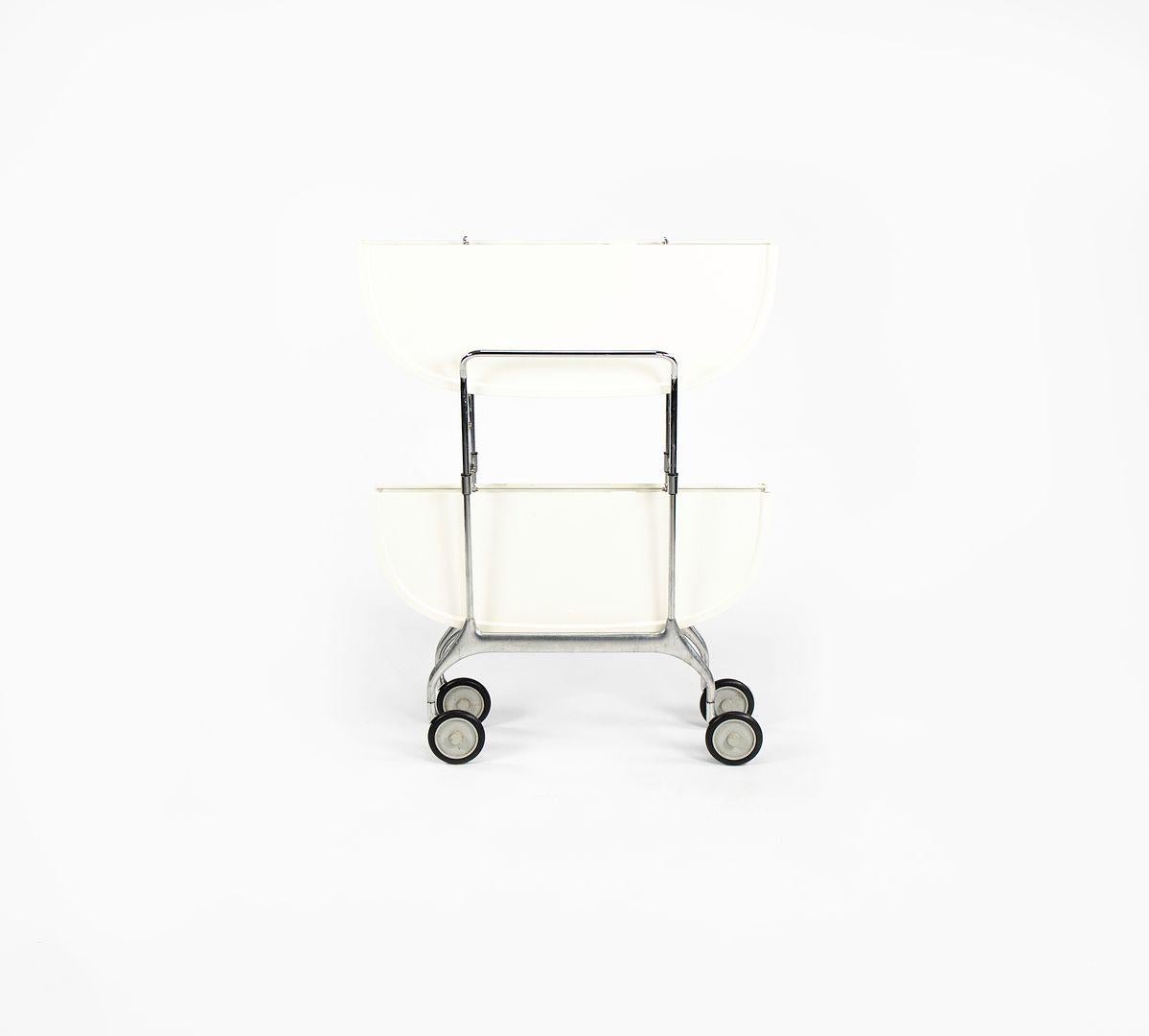 Se trata de un carro de bar Gastone, diseñado por Antonio Citterio y Oliver Low para Kartell en 1991. Este ejemplo data de 2009. El diseño presenta una base de acero cromado sobre ruedas de aluminio pulido, y tiene 2 bandejas de plástico blanco.
