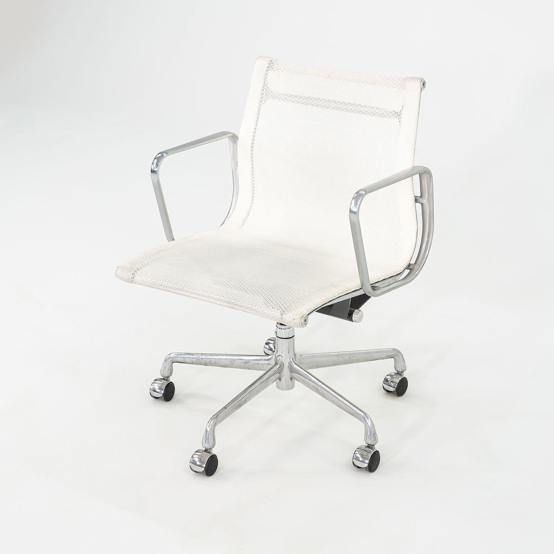 Dies sind die Eames Aluminum Group Management Chairs, die Charles und Ray Eames 1958 für Herman Miller entworfen haben. Diese Exemplare wurden im Jahr 2009 hergestellt. Ihr Design zeichnet sich durch einen verstellbaren 5-Stern-Fuß aus Aluminium mit