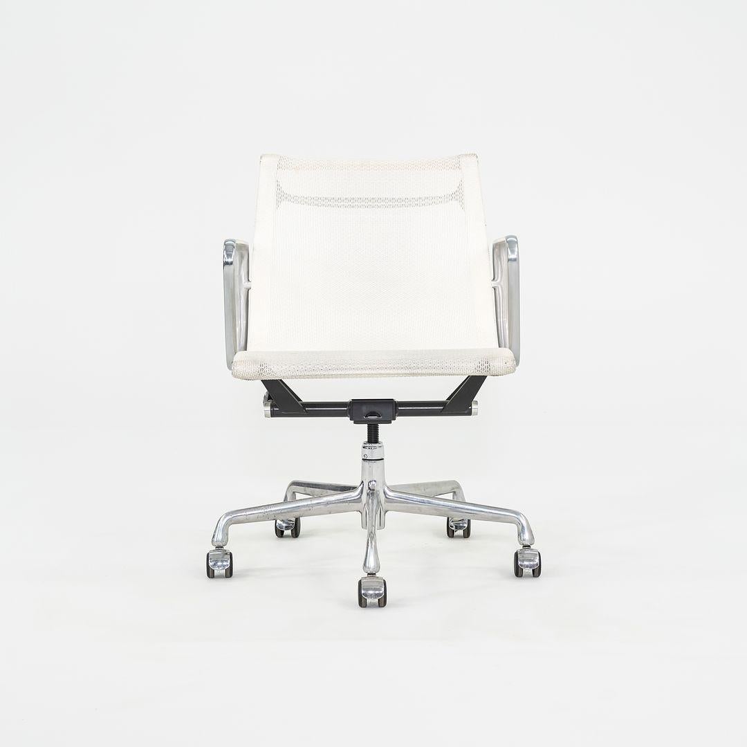 2009 Herman Miller Aluminum Group Management Mesh-Schreibtischstühle in Weiß 12+ Avail (Moderne) im Angebot