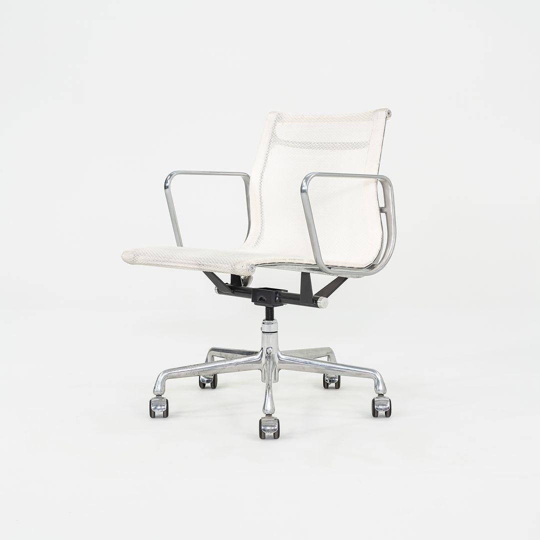 2009 Herman Miller Aluminum Group Management Mesh-Schreibtischstühle in Weiß 12+ Avail (amerikanisch) im Angebot