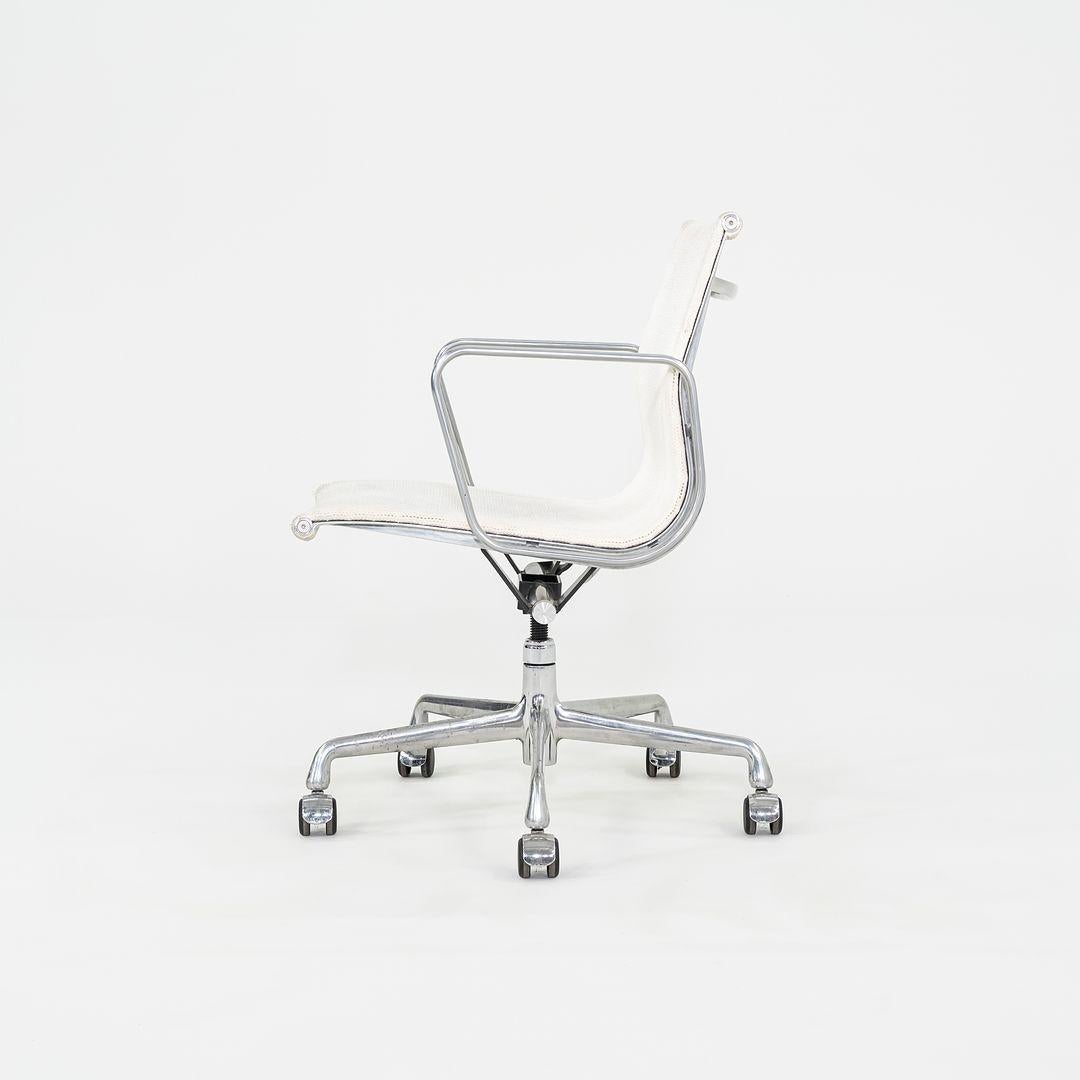 2009 Herman Miller Aluminum Group Management Mesh-Schreibtischstühle in Weiß 12+ Avail (21. Jahrhundert und zeitgenössisch) im Angebot