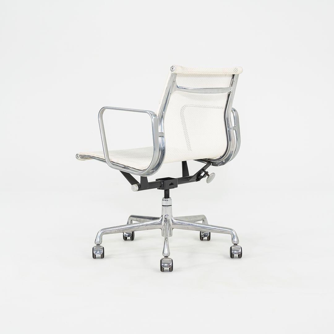 2009 Herman Miller Aluminum Group Management Mesh-Schreibtischstühle in Weiß 12+ Avail (Aluminium) im Angebot