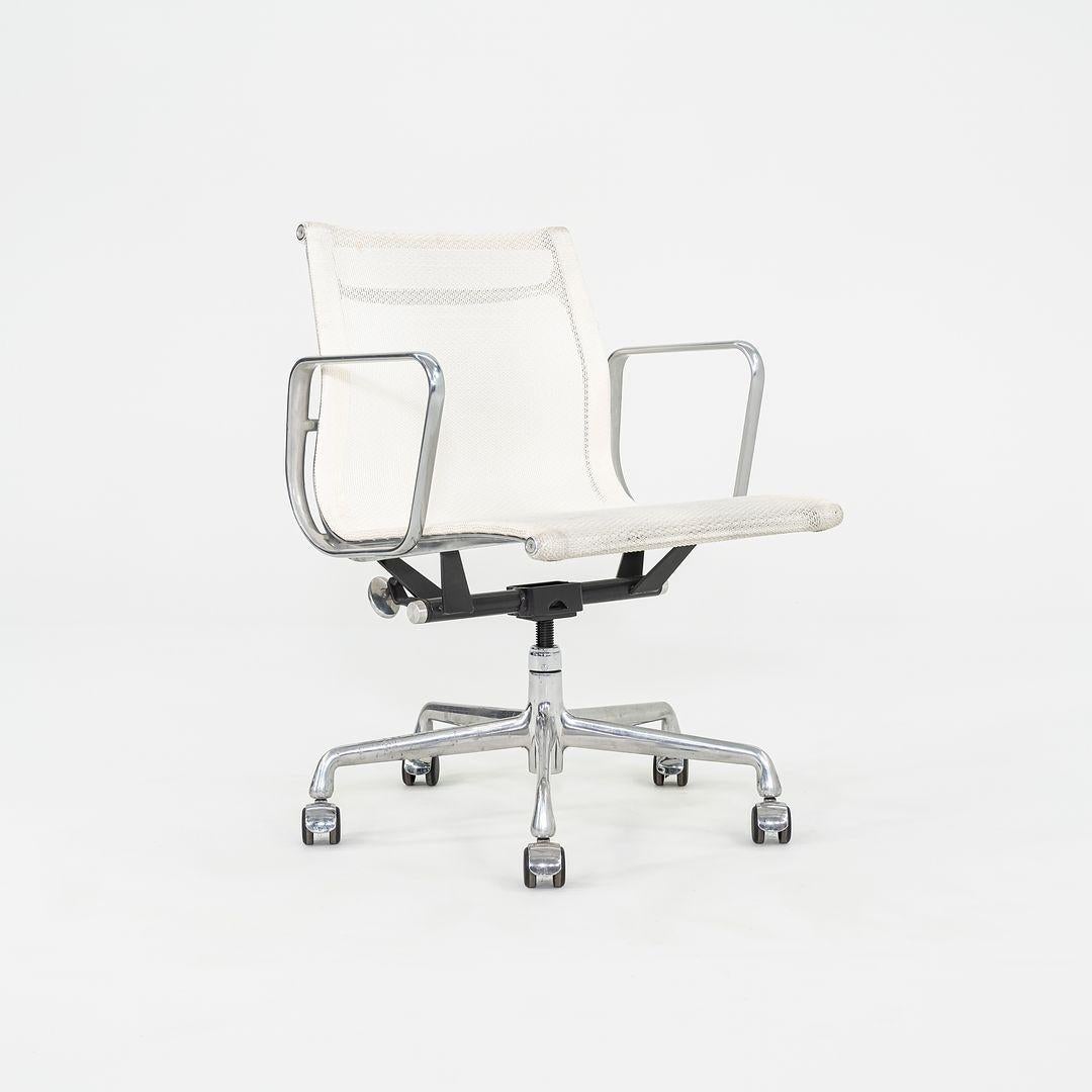 2009 Herman Miller Aluminum Group Management Mesh-Schreibtischstühle in Weiß 12+ Avail im Angebot 1