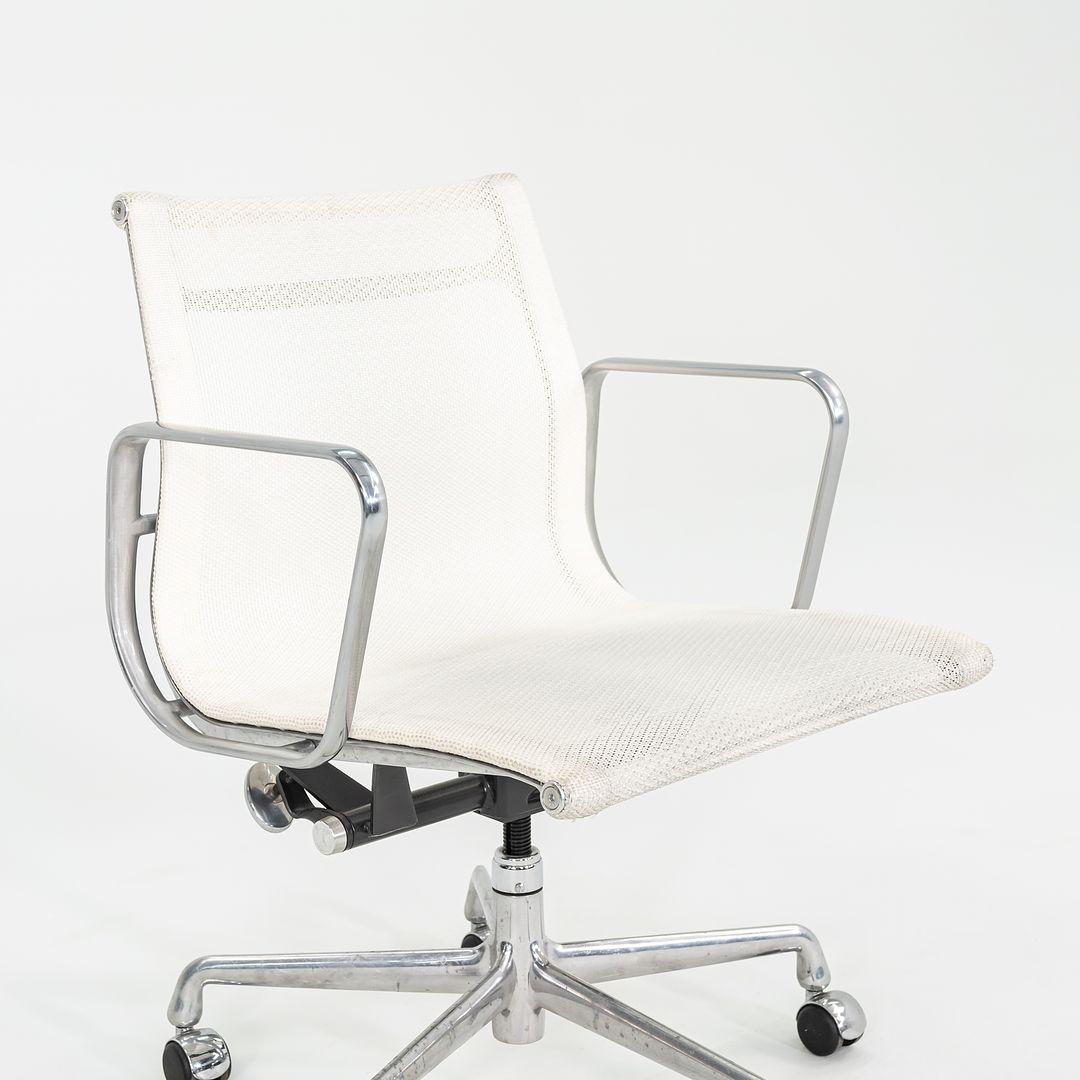 2009 Herman Miller Aluminum Group Management Mesh-Schreibtischstühle in Weiß 12+ Avail im Angebot 2