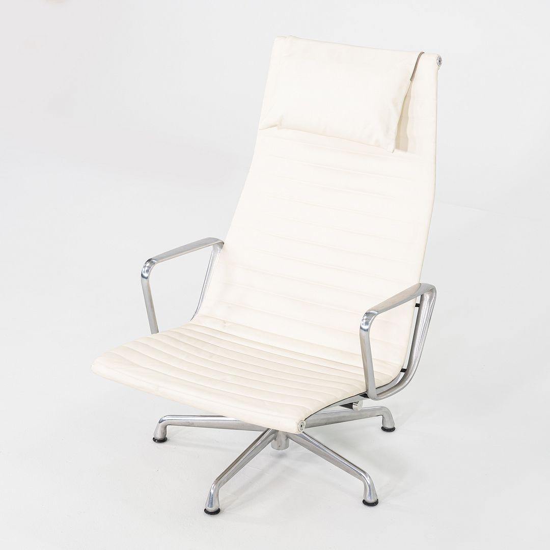 Dies ist ein Eames Aluminum Group Lounge Chair, ursprünglich entworfen von Charles und Ray Eames für Herman Miller im Jahr 1958. Dieses besondere Beispiel stammt aus dem Jahr 2009. Das Design zeichnet sich durch einen Sling-Sitz aus, der ein sehr