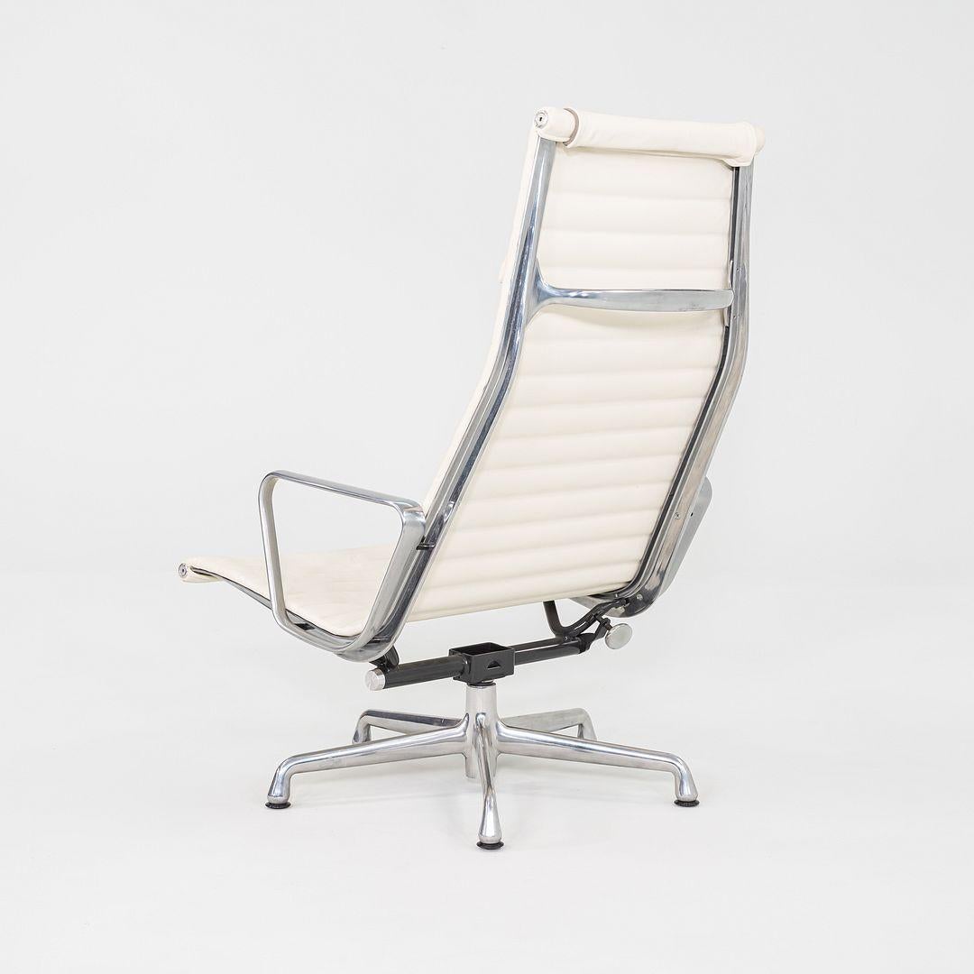 2009 Herman Miller Eames Aluminum Group Lounge Chair in elfenbeinfarbenem Leder im Zustand „Gut“ im Angebot in Philadelphia, PA