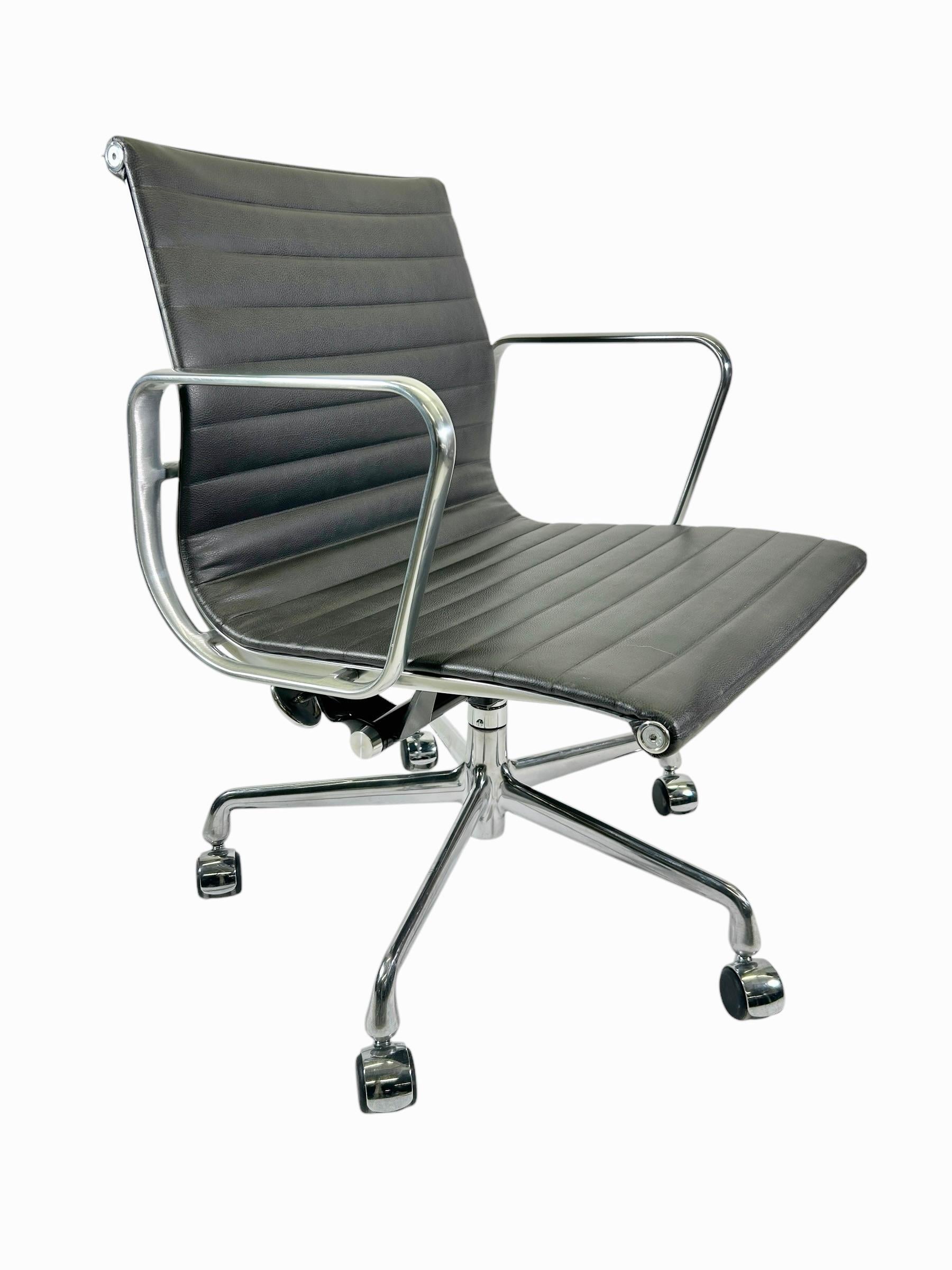 Diese schönen authentischen Mid-Century Modern Eames Herman Miller Executive Aluminium Group Stühle von Knoll sind in Pebble Grey Leder gepolstert und eignen sich sowohl für zu Hause, Büro oder Studio.  Diese zeitlosen Stühle wurden von dem