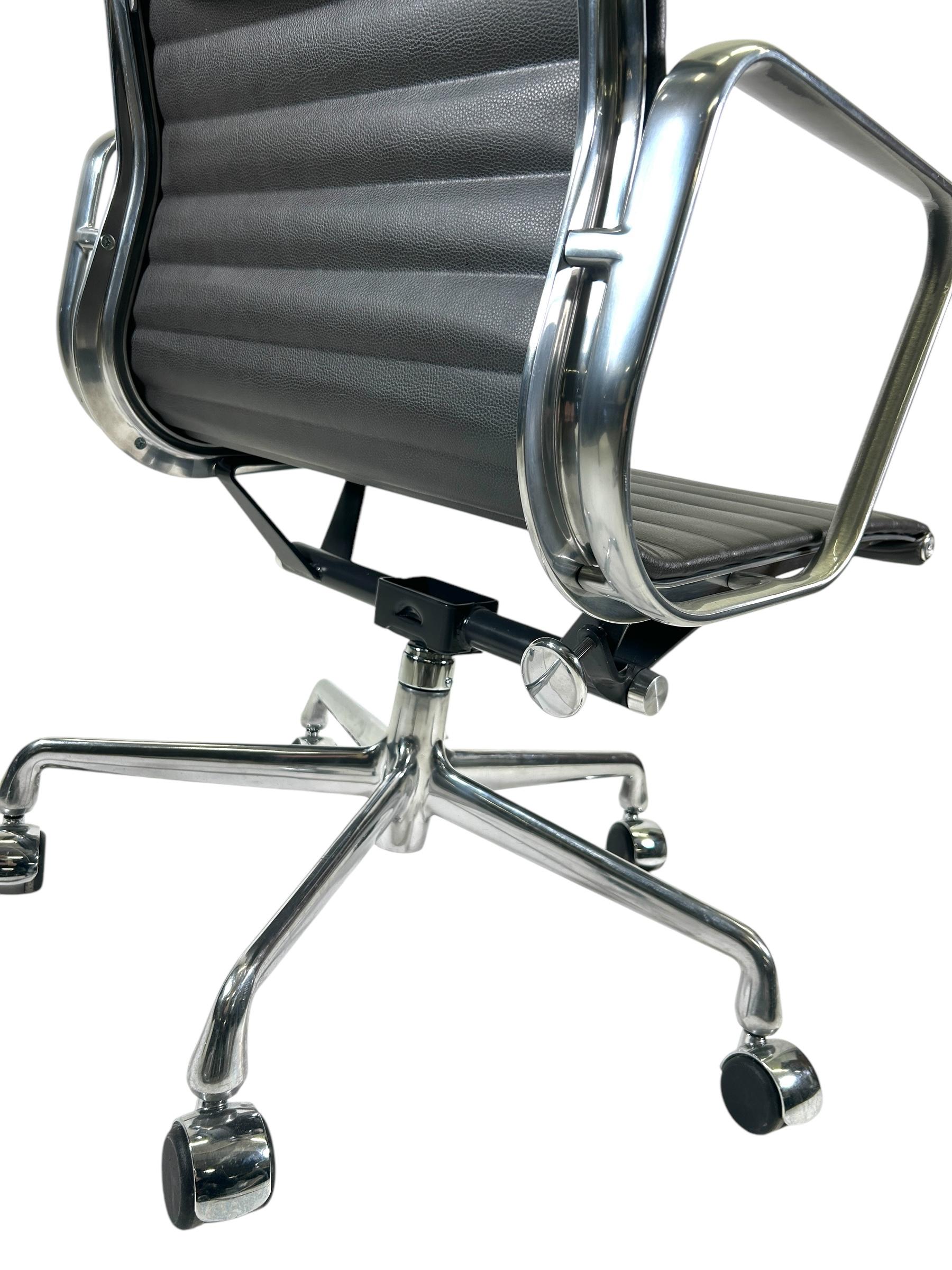 2009 Herman Miller Eames Aluminum Group Management Chair in Kieselsteingrauem Leder (Moderne der Mitte des Jahrhunderts) im Angebot