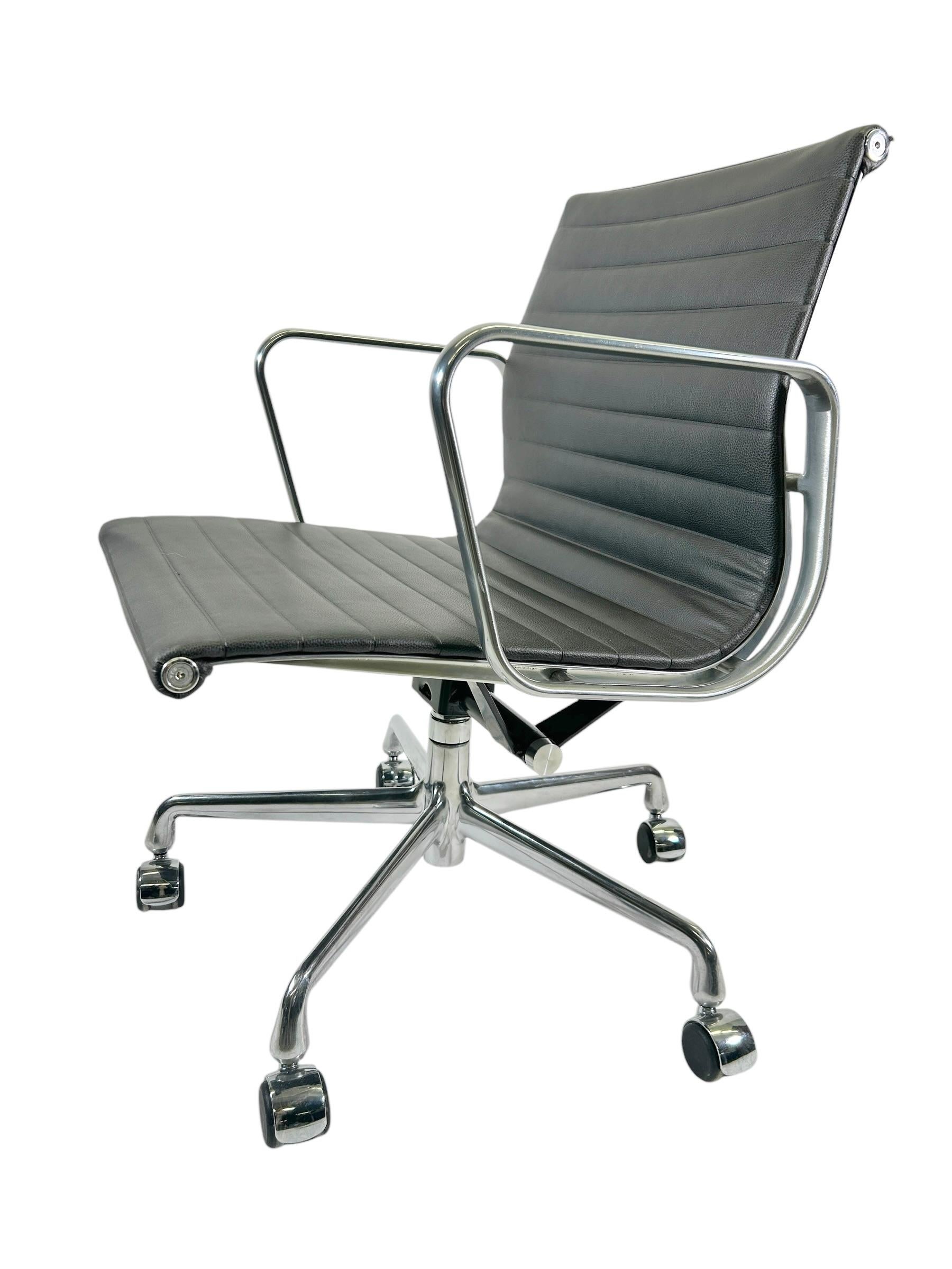 2009 Herman Miller Eames Aluminum Group Management Chair in Kieselsteingrauem Leder (amerikanisch) im Angebot