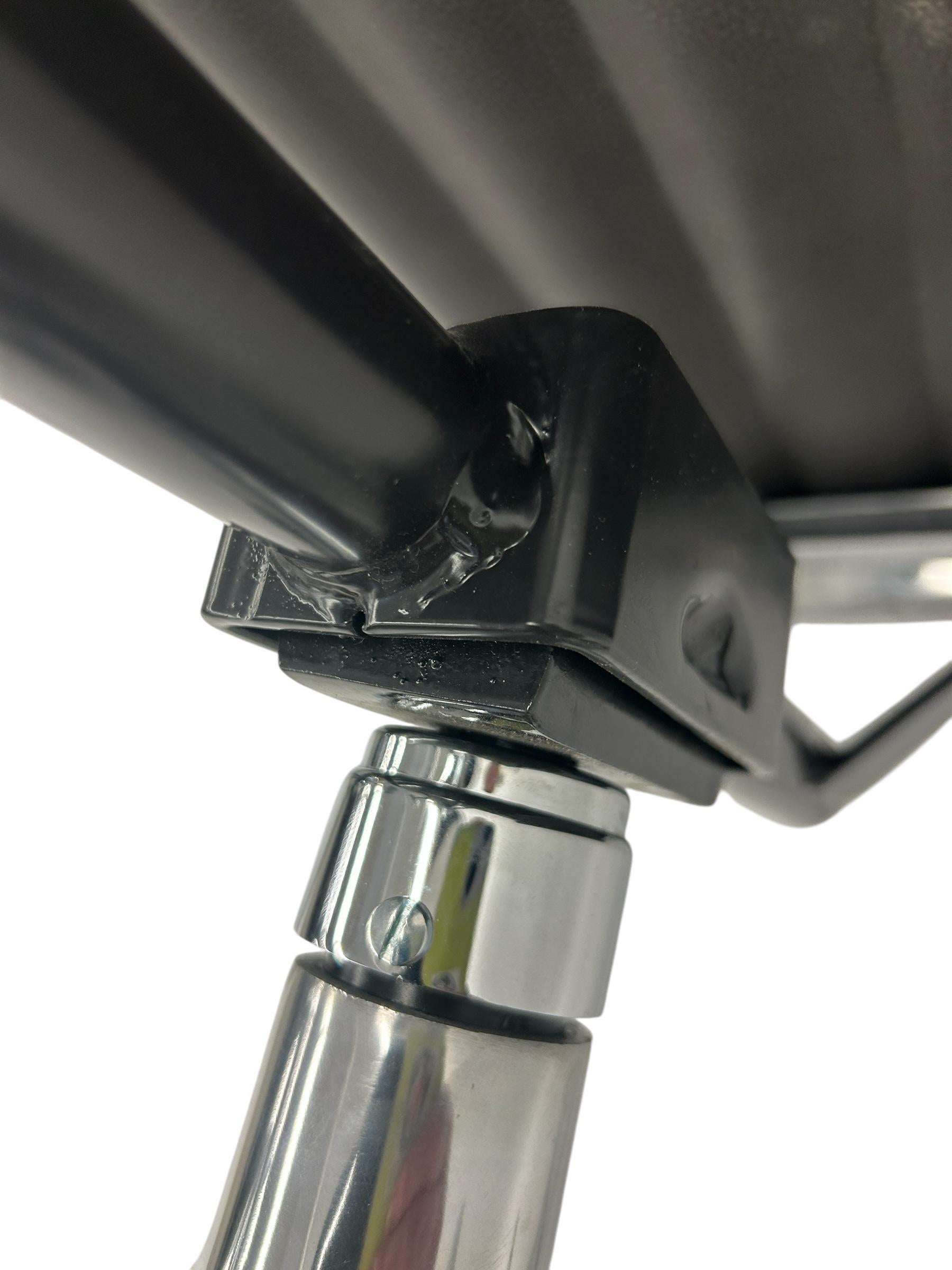 2009 Herman Miller Eames Aluminum Group Management Chair in Kieselsteingrauem Leder im Zustand „Gut“ im Angebot in Wilton, CT