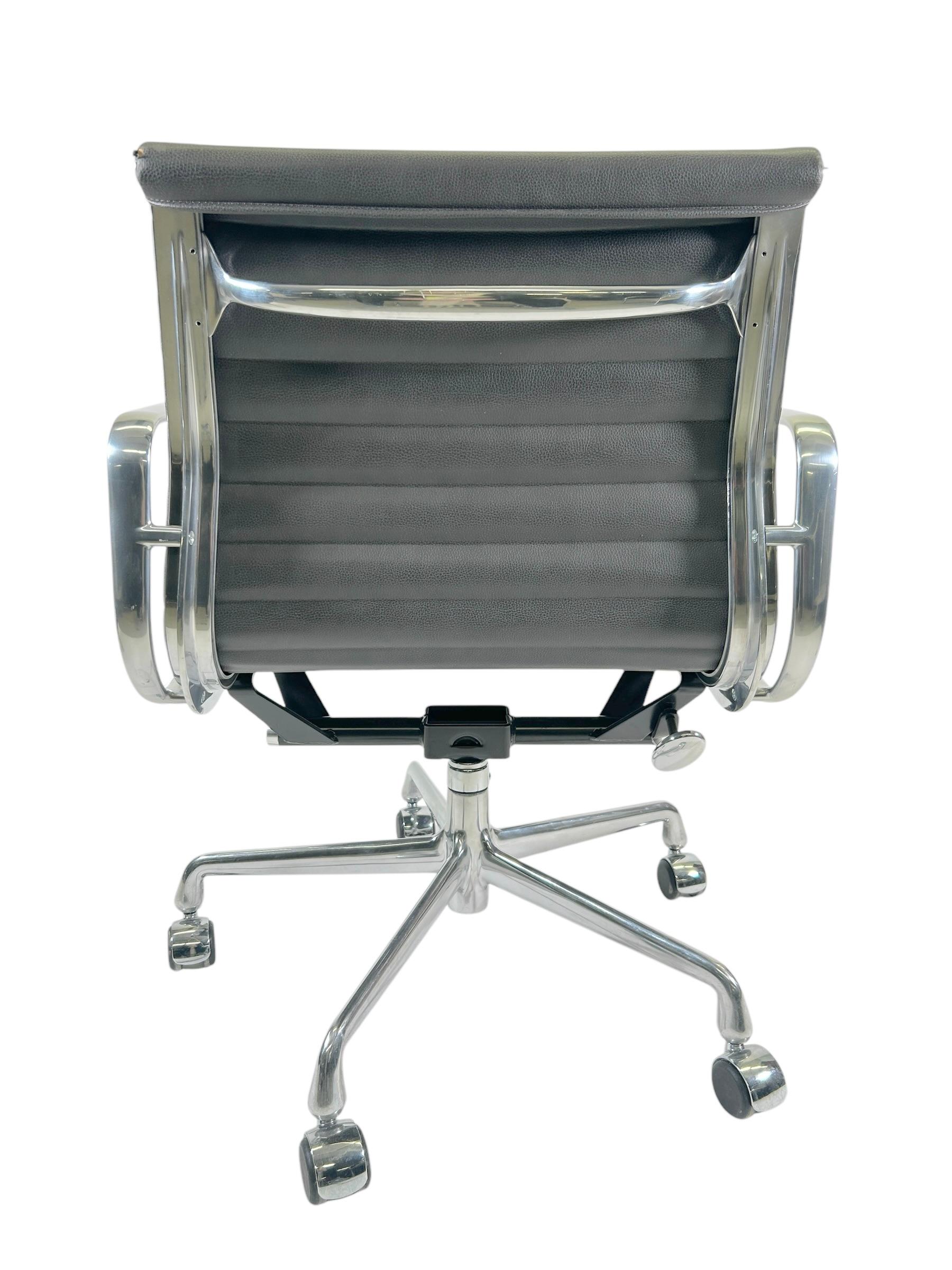 2009 Herman Miller Eames Aluminum Group Management Chair in Kieselsteingrauem Leder (Aluminium) im Angebot