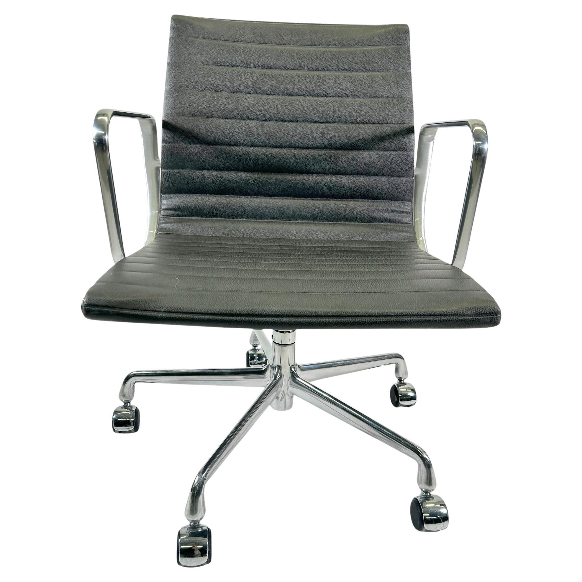 Chaise de gestion de groupe Eames Aluminum en cuir gris galuchat 2009 Herman Miller