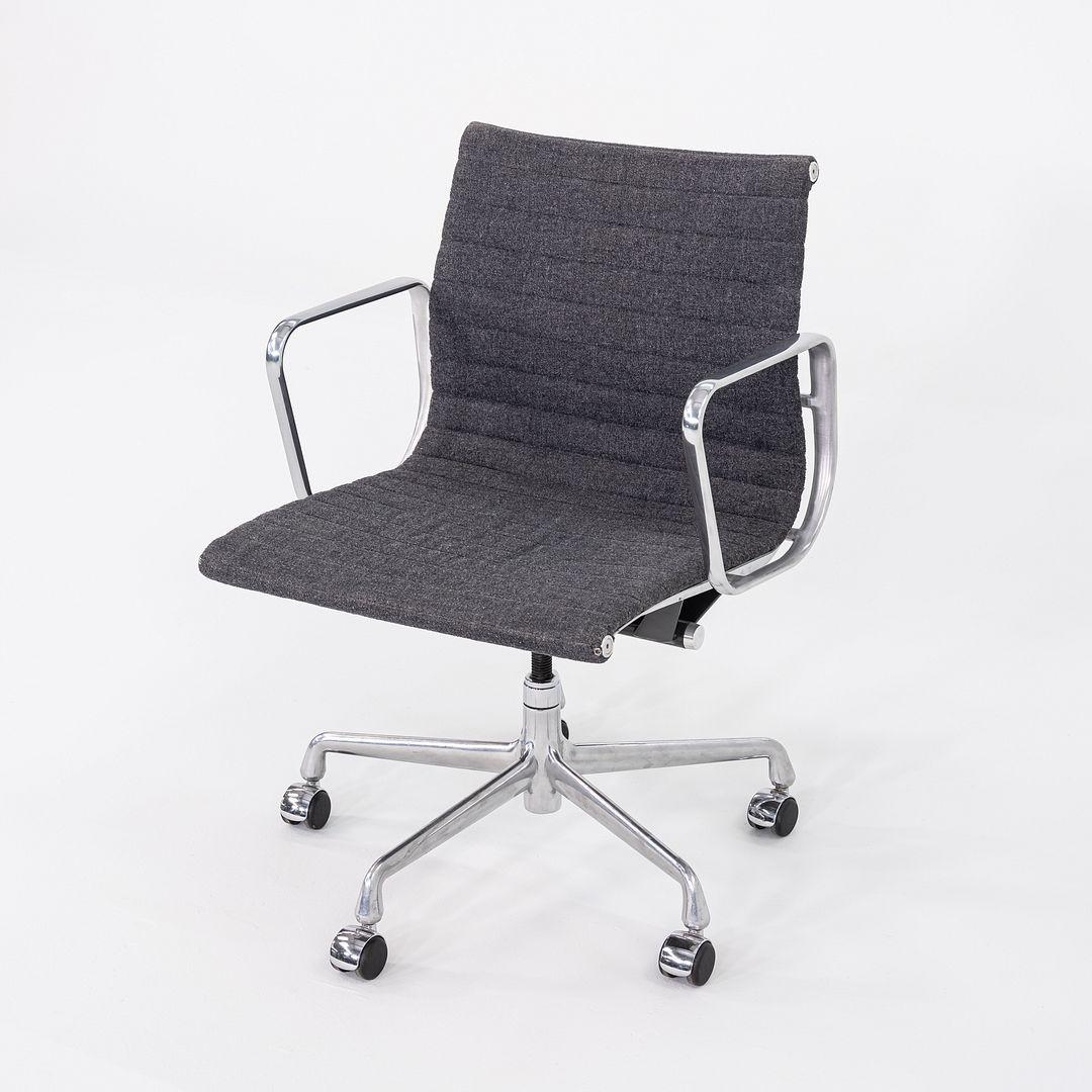 2009 Herman Miller Eames Aluminum Management Desk Chair in tessuto grigio Maharam in vendita 3