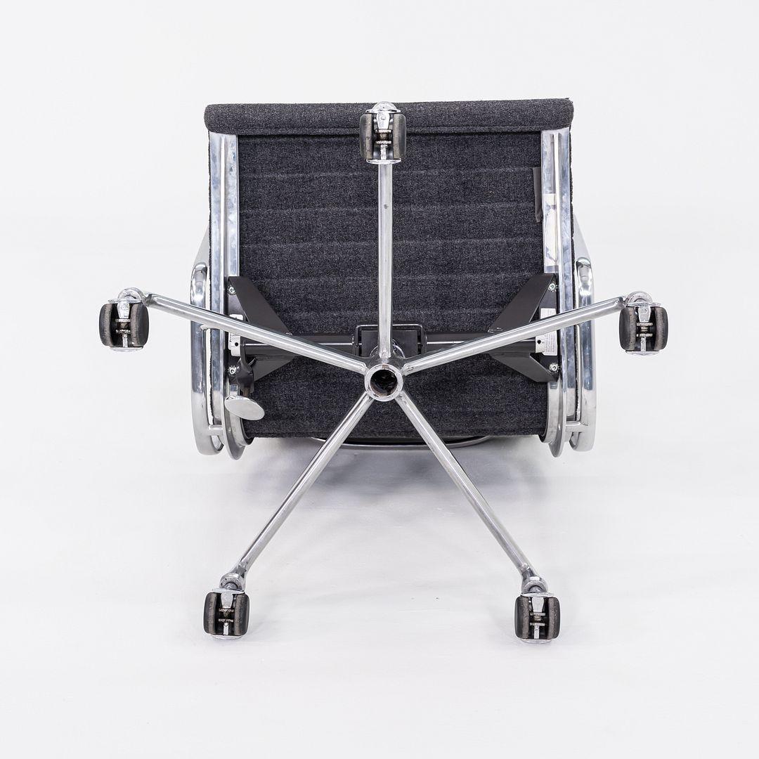 2009 Herman Miller Eames Aluminum Management Desk Chair in tessuto grigio Maharam in vendita 4