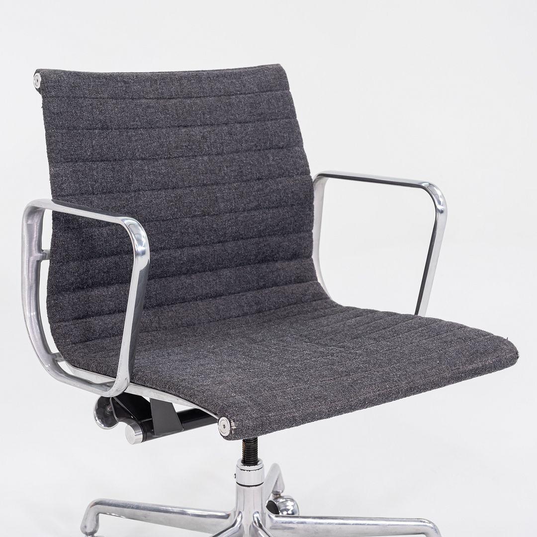 Questa è una sedia da scrivania Eames Group Management in alluminio, modello EA335, progettata da Ray e Charles Eames per Herman Miller nel 1958. Questo particolare esemplare è stato prodotto nel 2009. Il design è caratterizzato da una struttura in