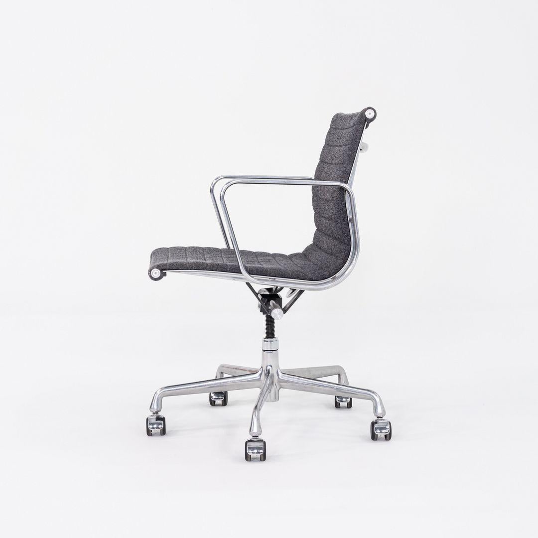 Americano 2009 Herman Miller Eames Aluminum Management Desk Chair in tessuto grigio Maharam in vendita
